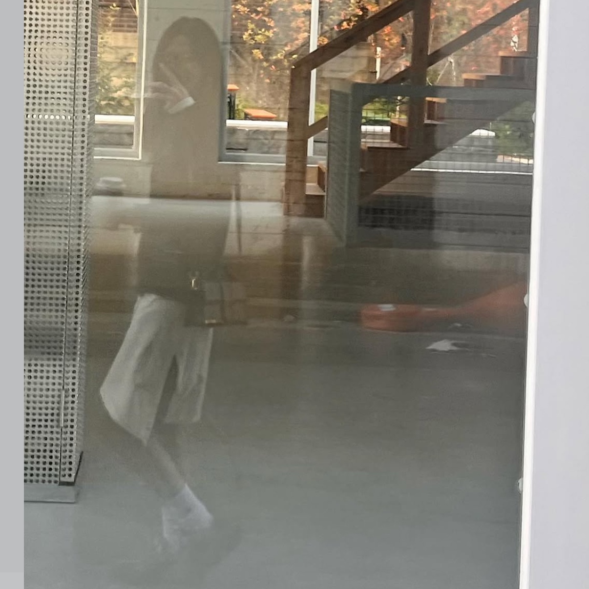 나이키 x 자크뮈스 에어 휴마라 LX 에일 브라운 앤 골드, 자크뮈스 르 그랜드 밤비노 크로스바디 스트랩 핸드백 블랙 착용 스타일 - 1