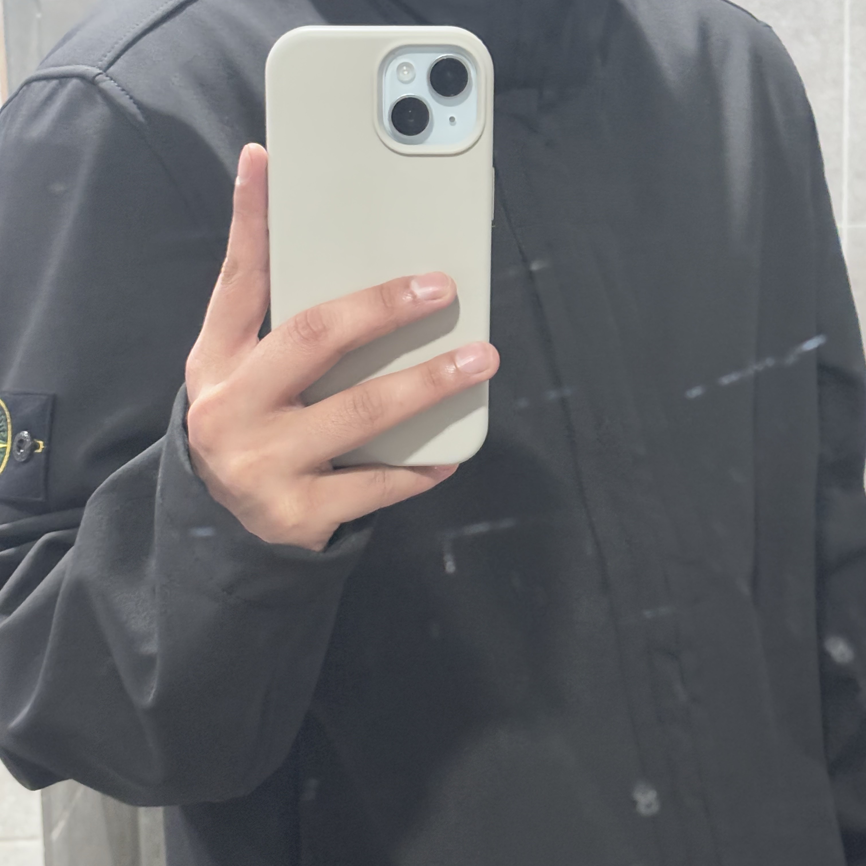 Stone Island Q0222 Soft Shell-R E.Dye Technology in Recycled Polyster Wind and Water Resistant Light Jacket Black - 24FW 착용 스타일