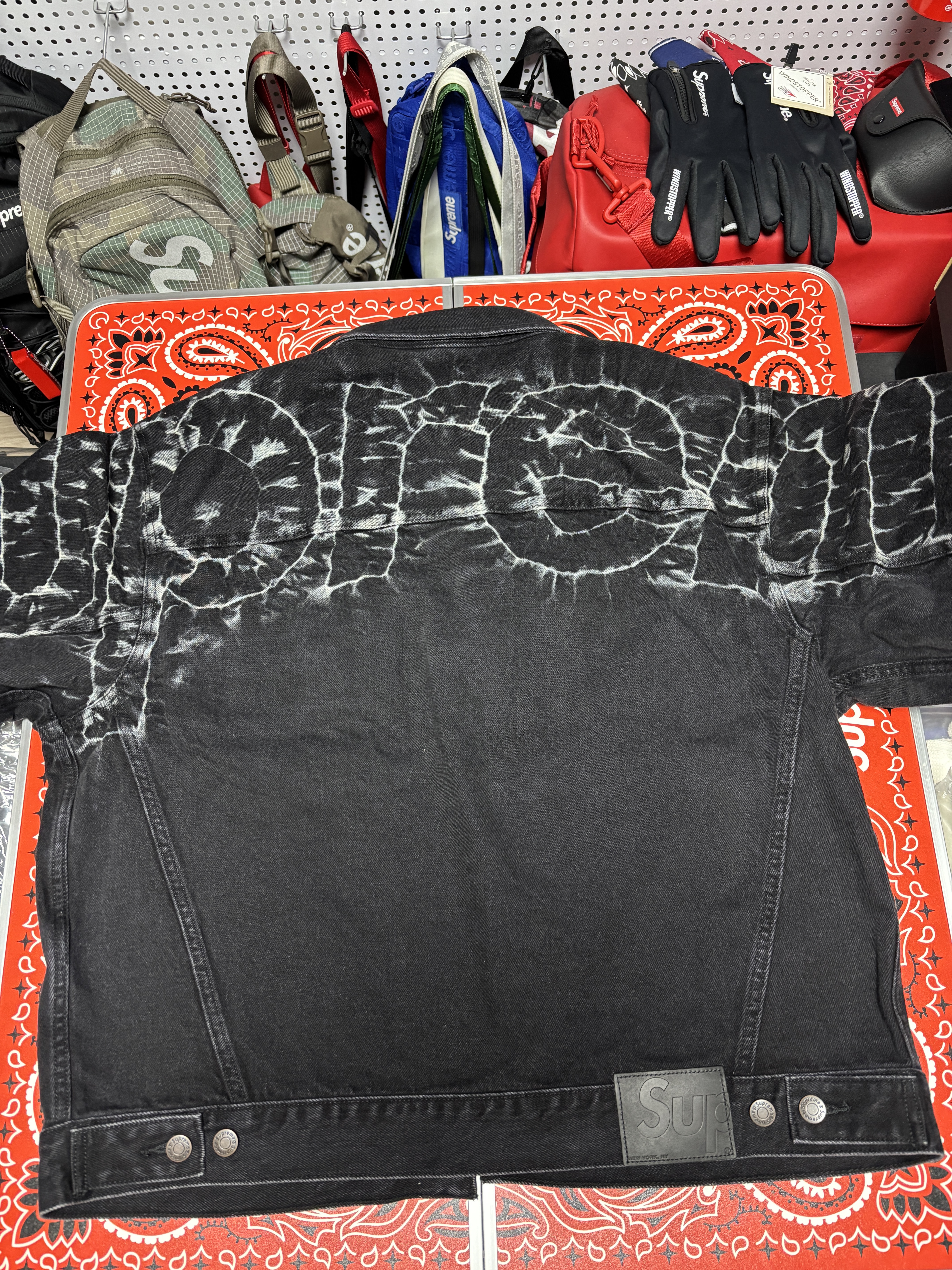 Supreme Shibori Denim Trucker Jacket Black - 23SS, Supreme 2-in-1 Gore-Tex Shell + Quilted Liner Vest Black - 25SS 착용 스타일 - 2