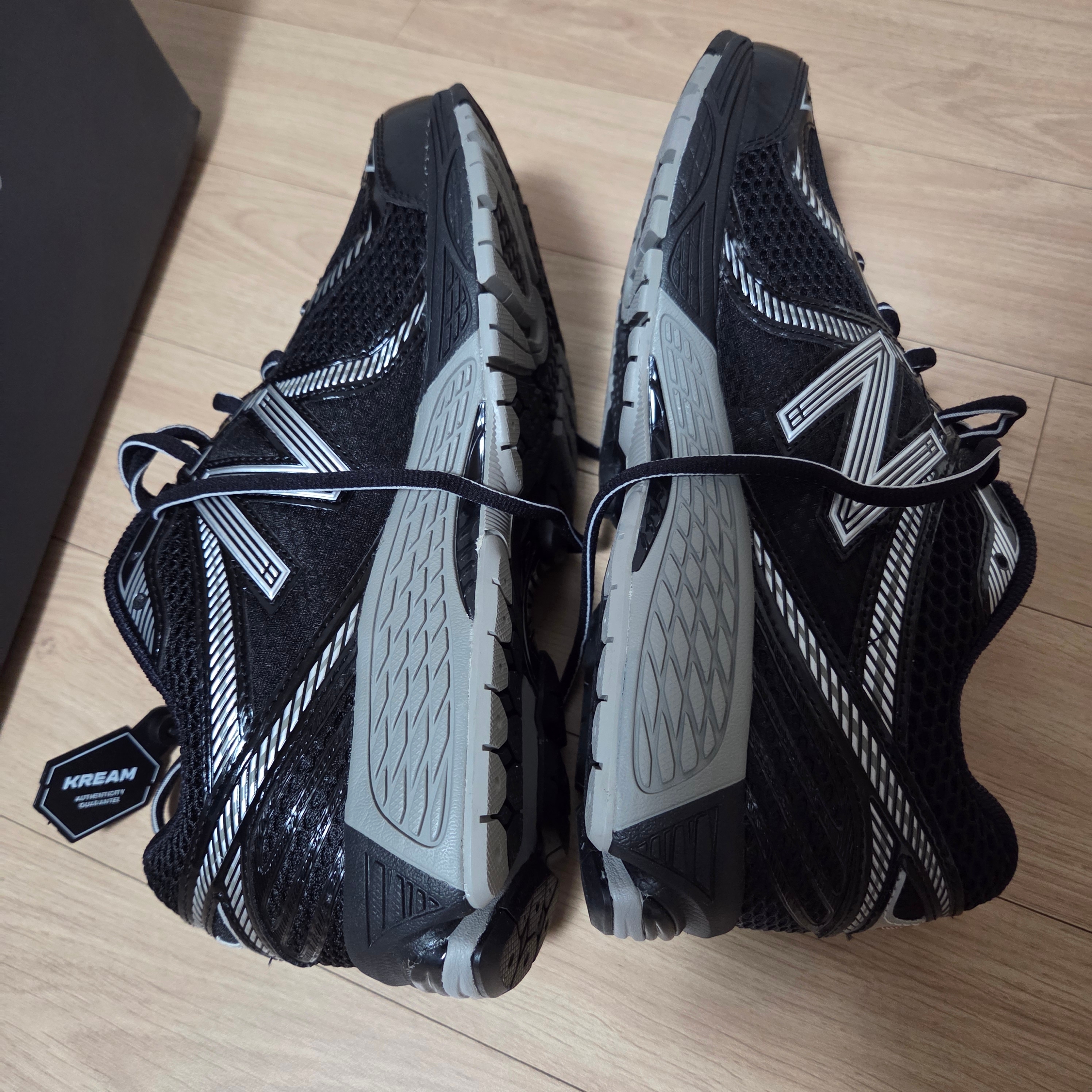 New Balance 860v2 Black Grey 착용 스타일 - 2