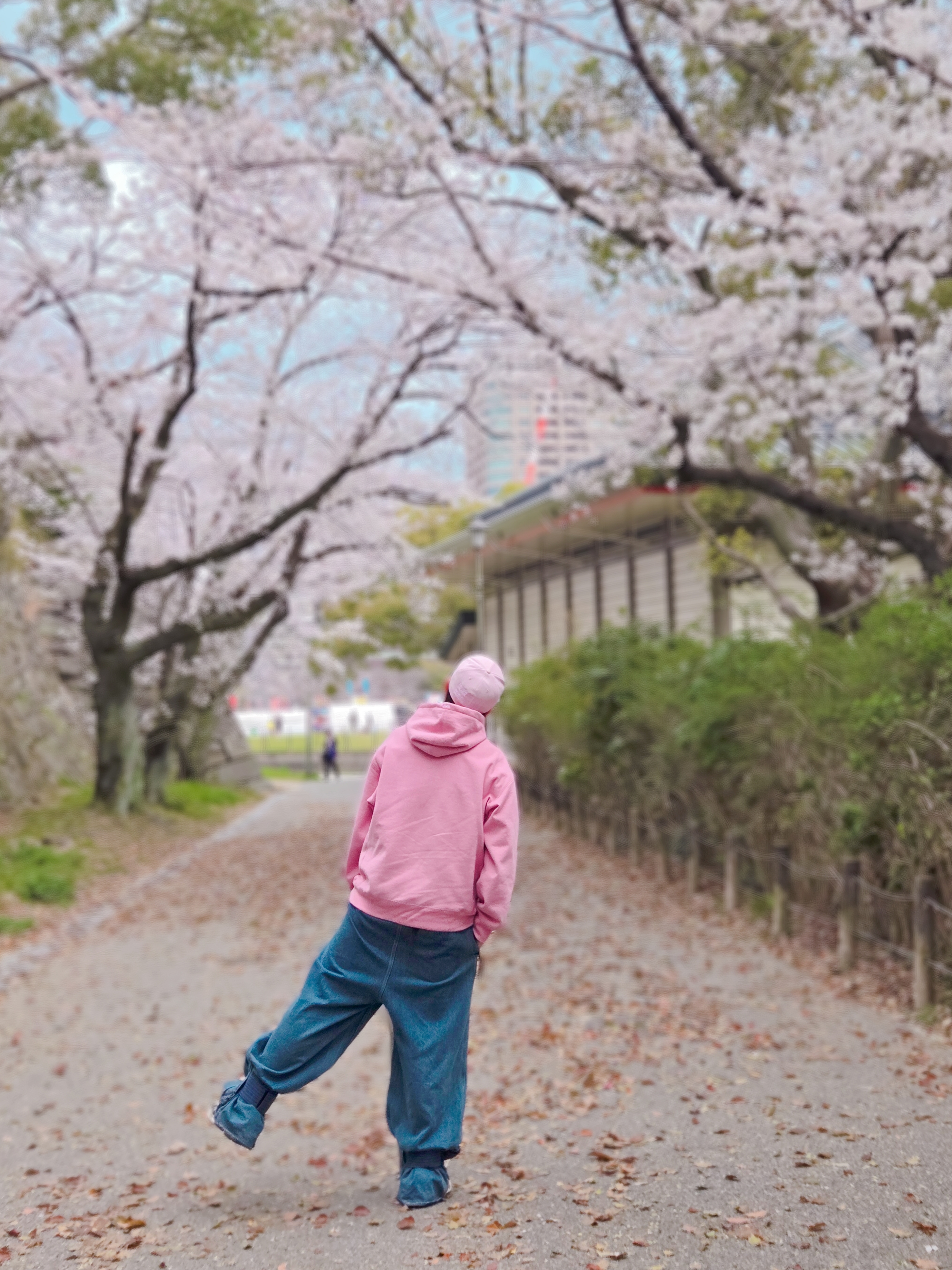 Kapital 12.5 oz. Broken Denim East Repairman Track Pants Indigo, Supreme Sharpie Box Logo New Era Pink - 24SS 착용 스타일