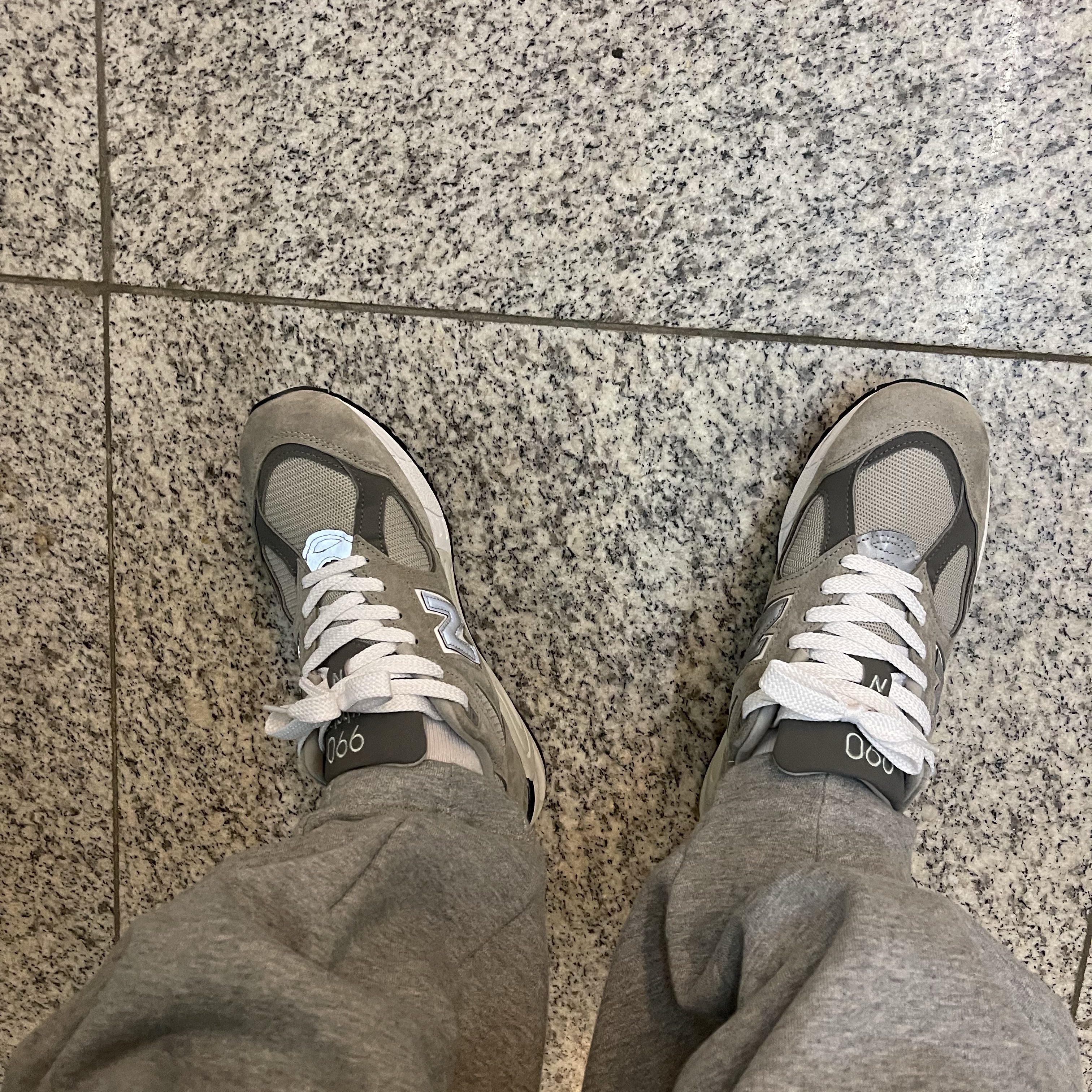 New Balance 990v2 Made in USA Grey 착용 스타일