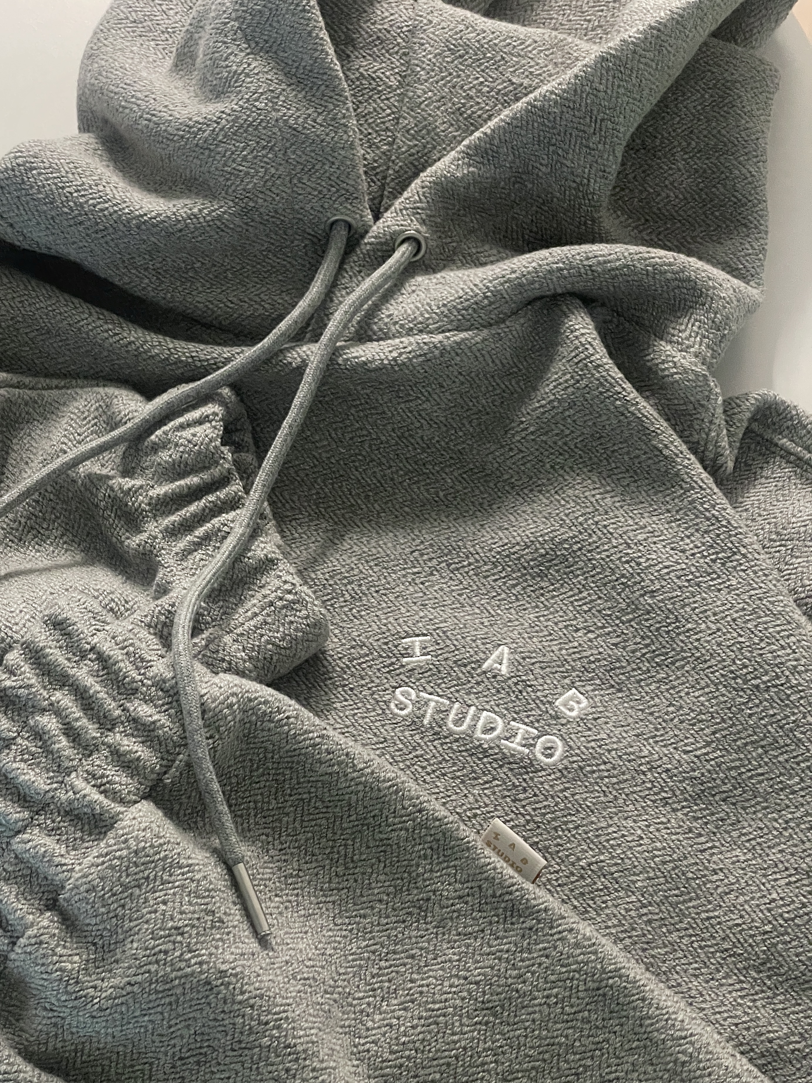 IAB Studio Herringbone Hoodie Gray White, G-DRAGON Ubermensch Official Light Stick 착용 스타일 - 2