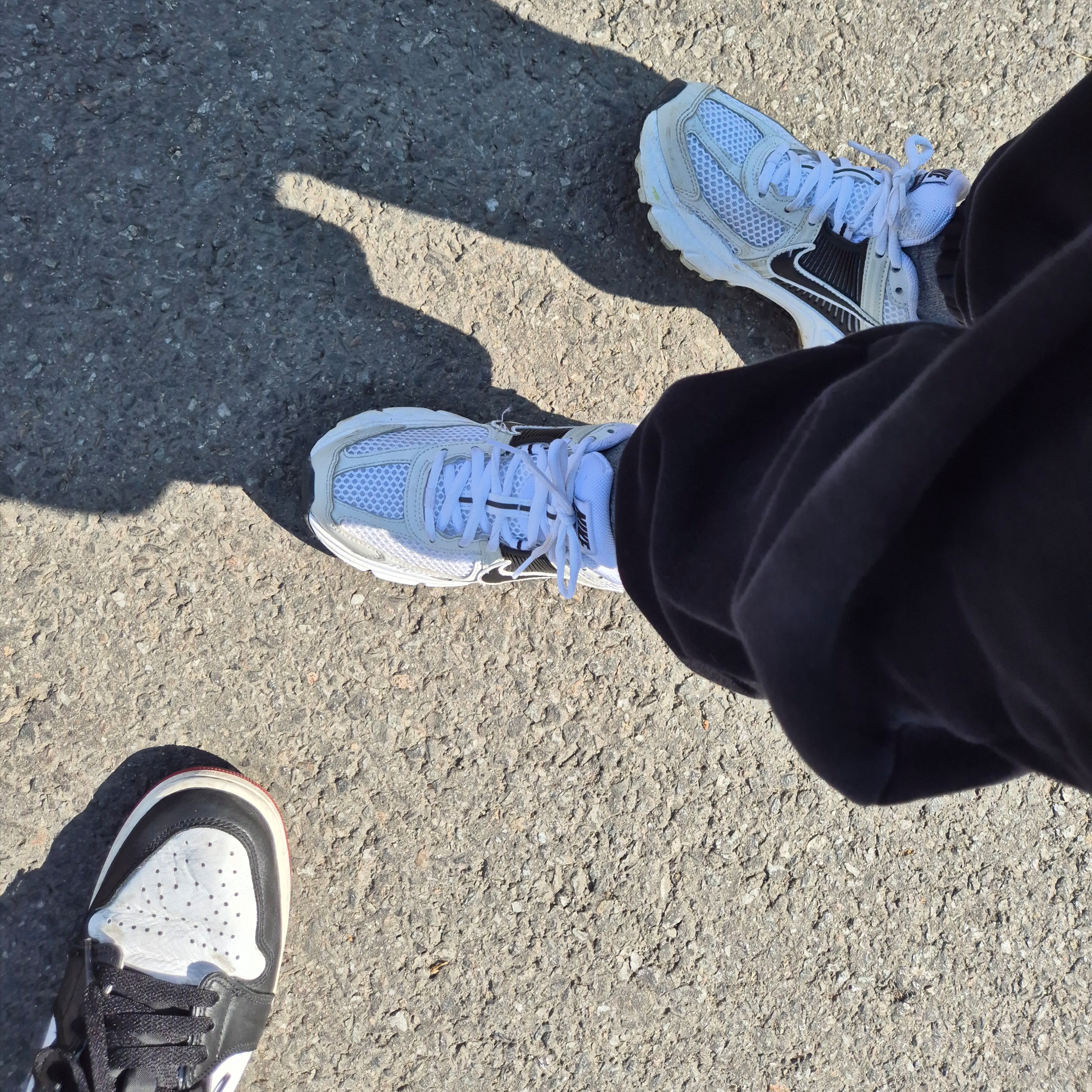(GS) Nike Zoom Vomero 5 White Platinum Tint, Jordan 1 Retro Low OG Black Toe 착용 스타일