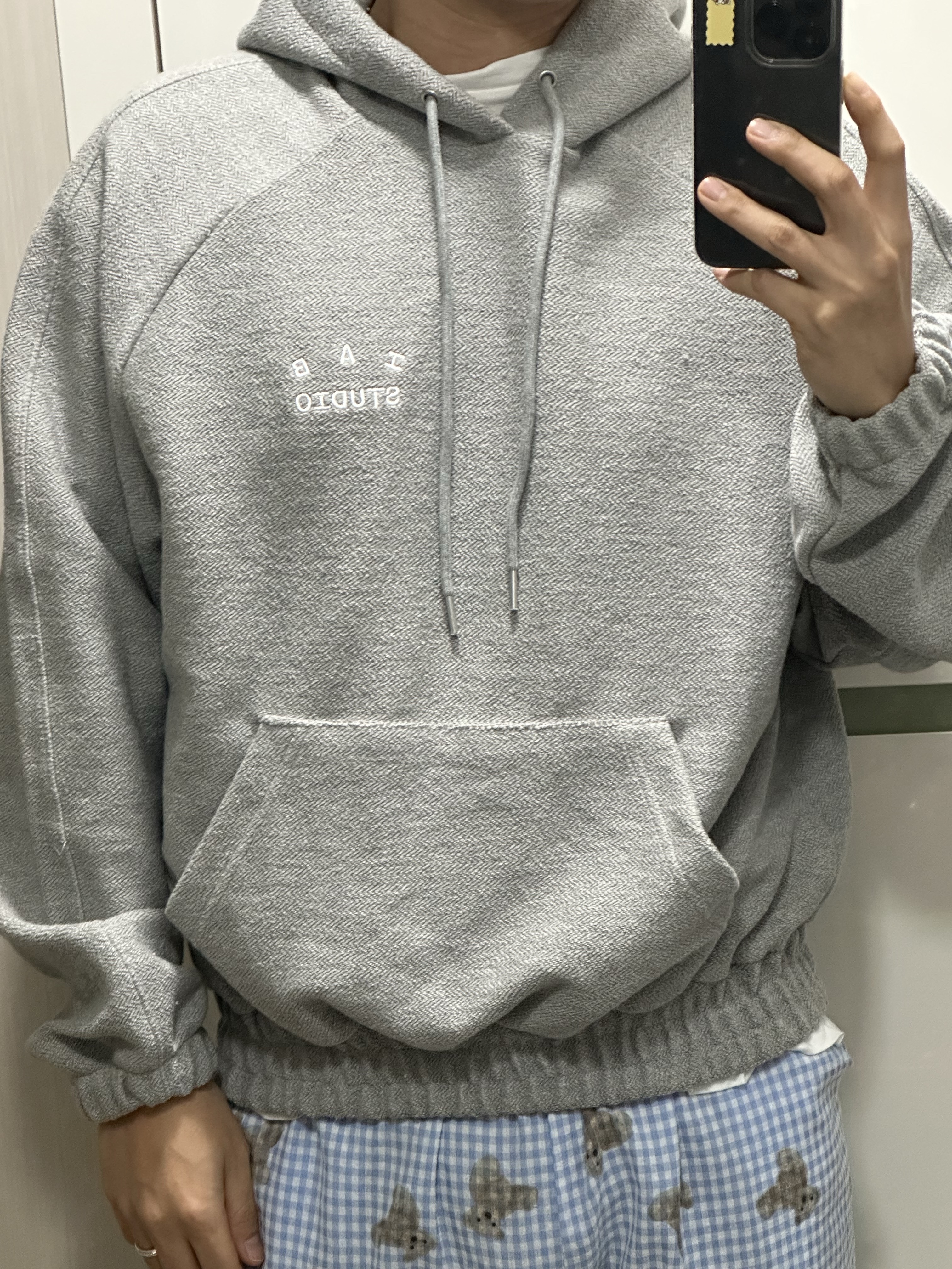 IAB Studio Herringbone Hoodie Gray White 착용 스타일 - 2