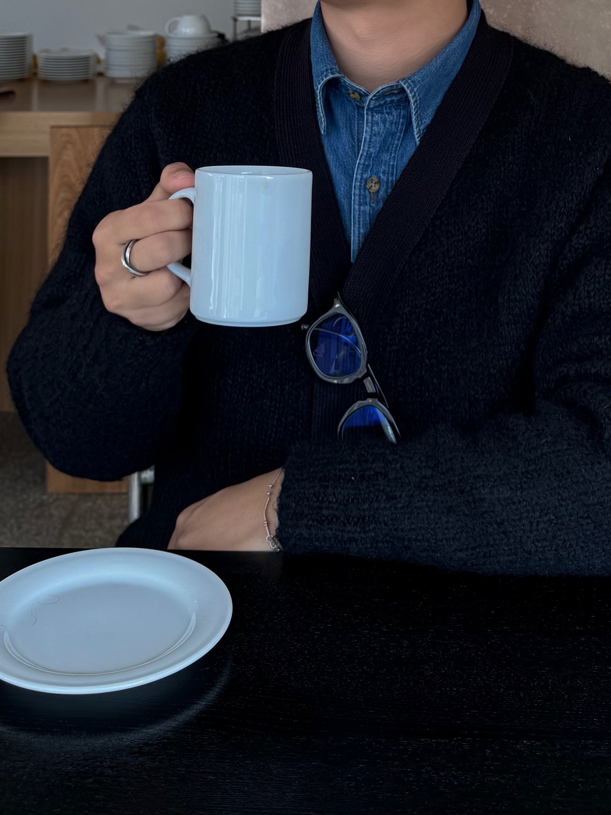 Amomento Grandpa Cardigan Black - 24FW, Uniqlo x JW Anderson Denim Shirt Blue - KR 착용 스타일 - 2