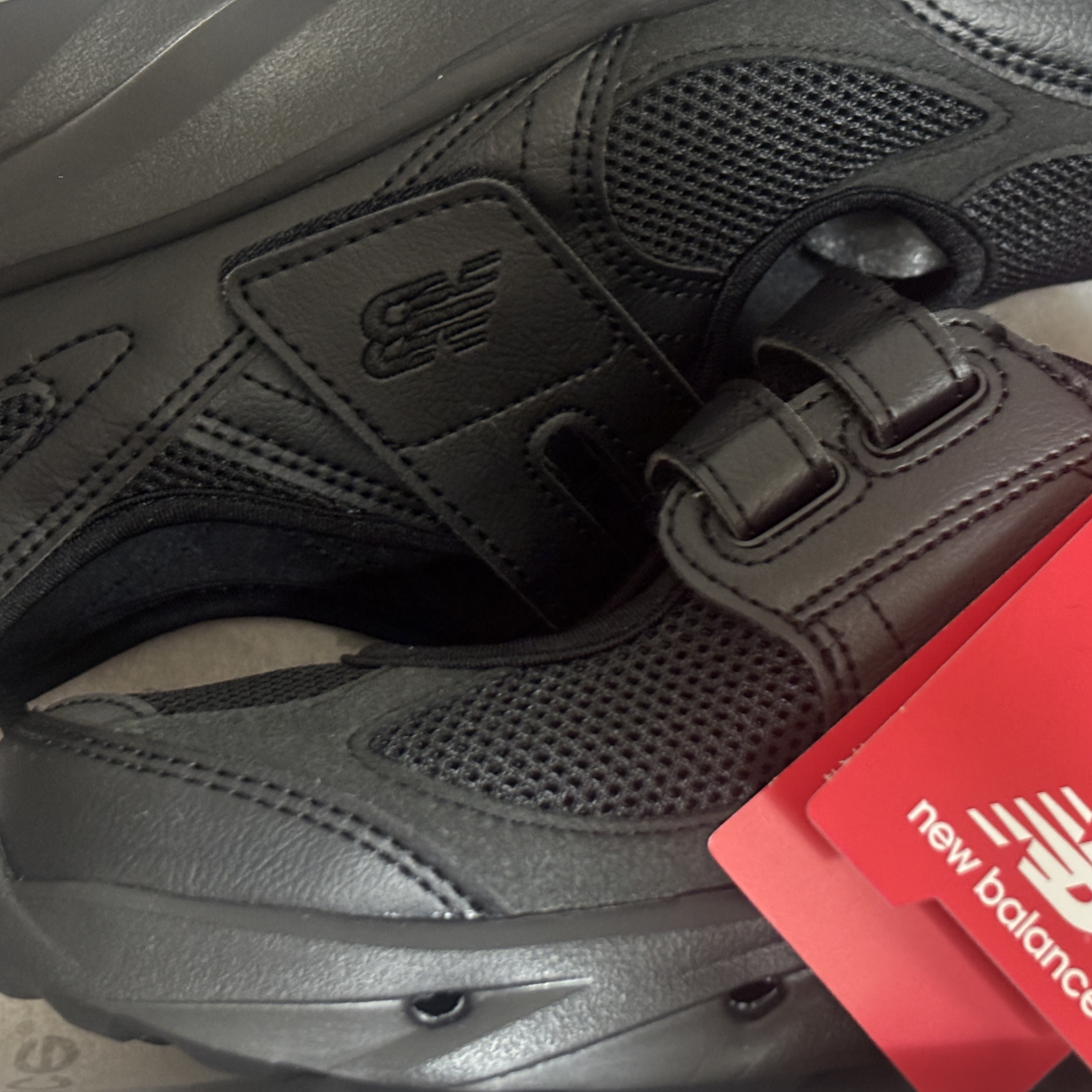 (W) New Balance Breeze SD2202 Triple Black 착용 스타일