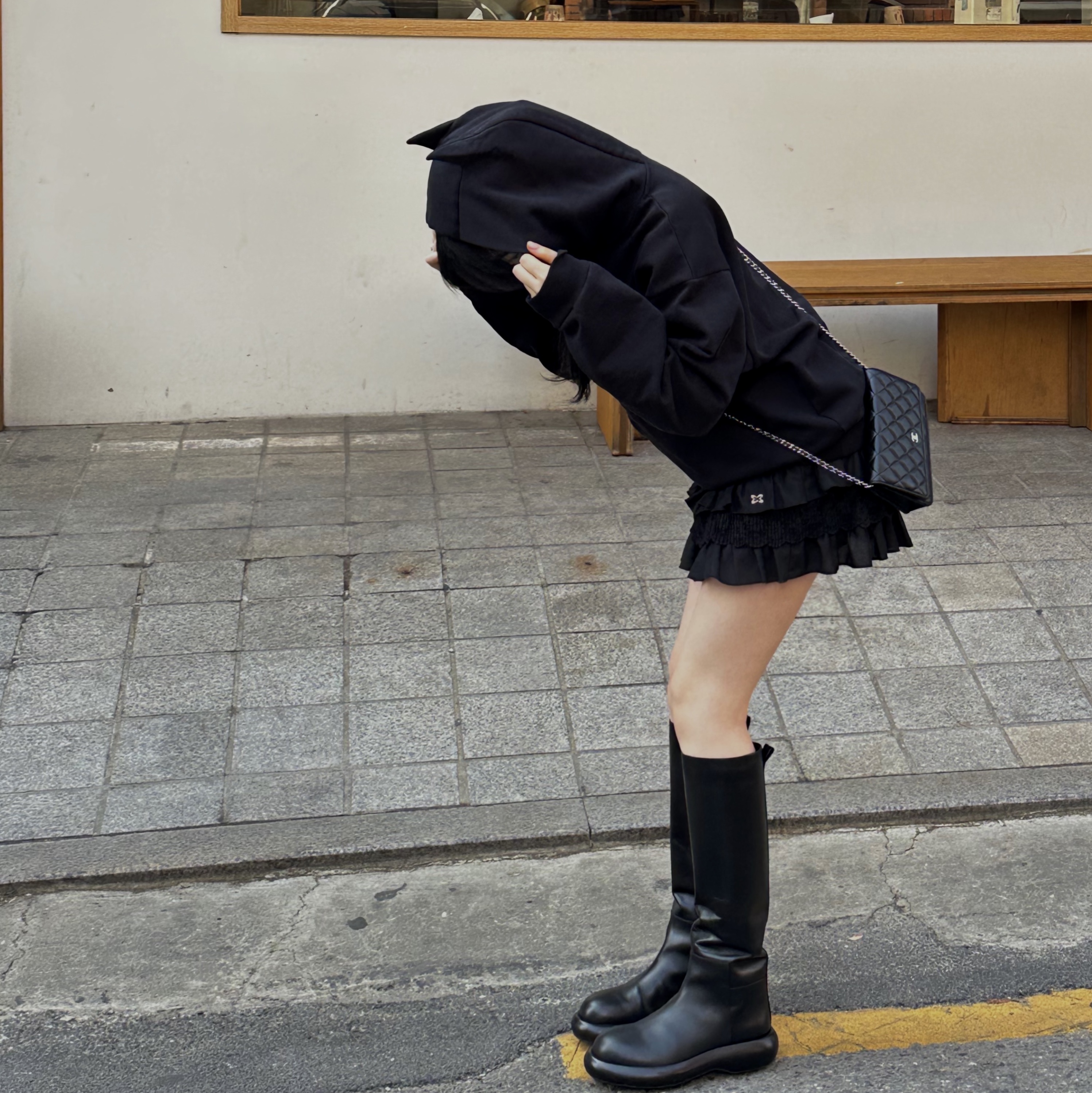 샤넬 클래식 체인 지갑 램스킨 & 실버 메탈 블랙, (W) 질 샌더 지퍼 클로저 카프 레더 앵클 부츠 블랙 착용 스타일 - 1