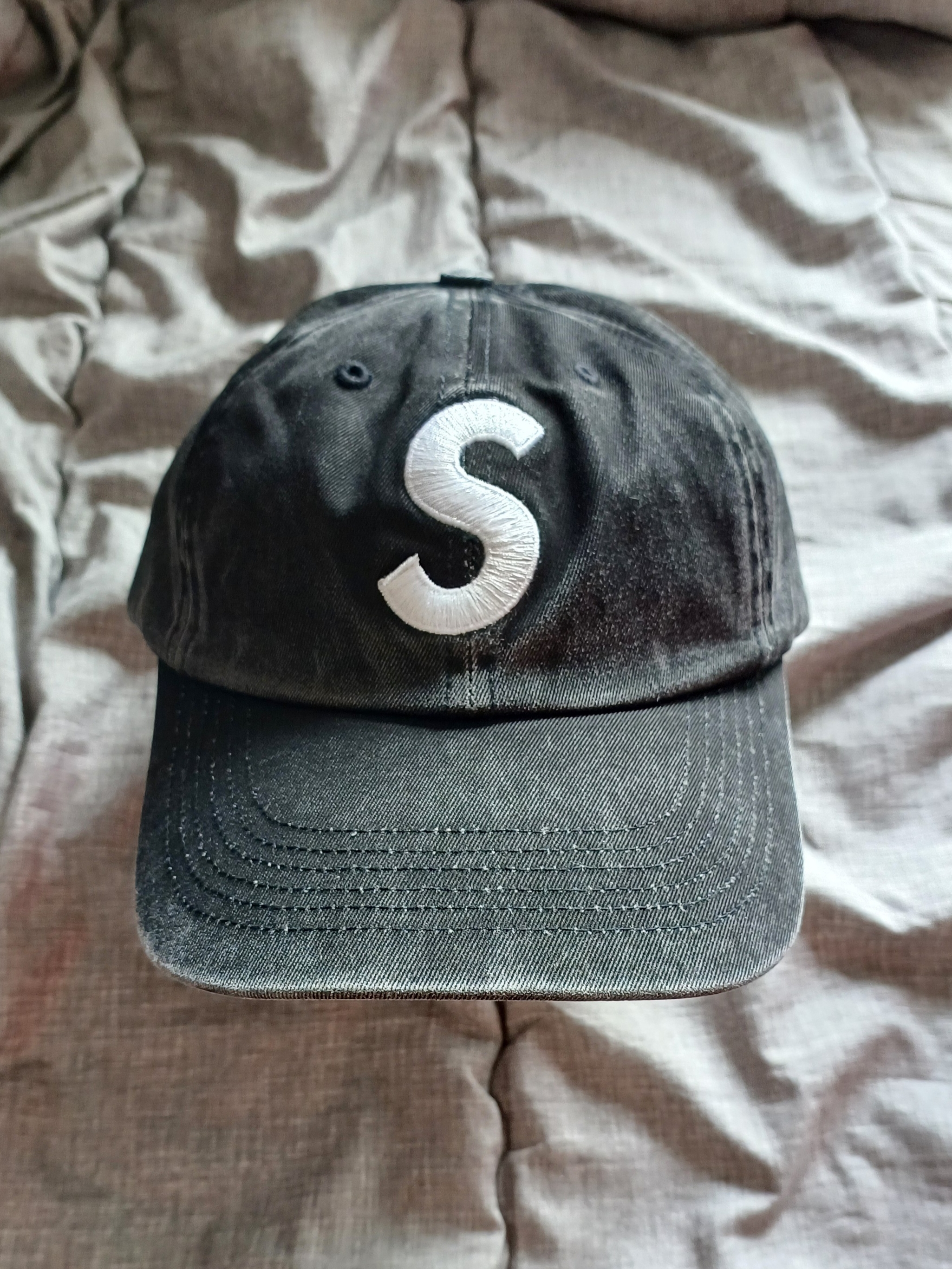Supreme Pigment Coated S Logo 6-Panel Black - 25SS 착용 스타일 - 1