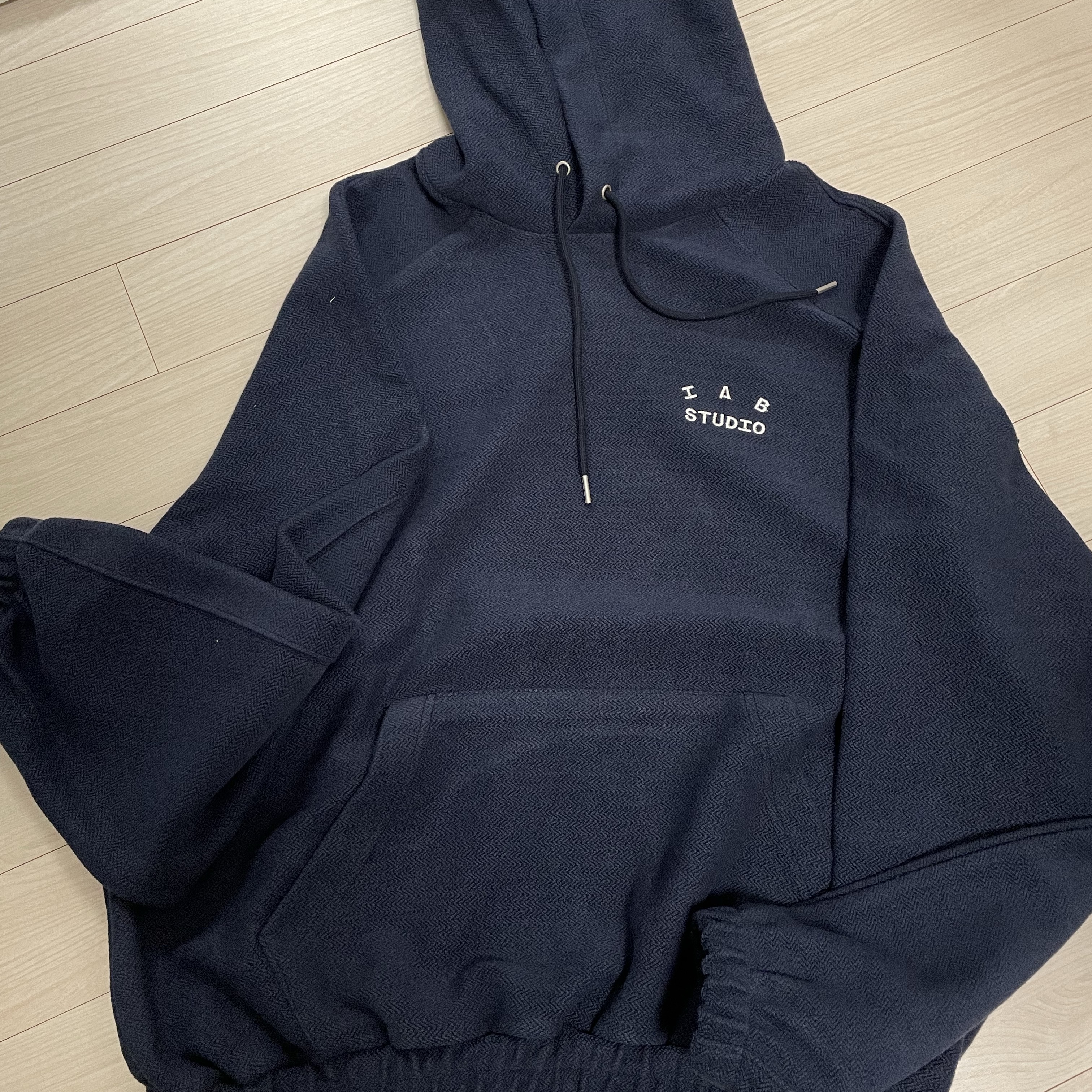 IAB Studio Herringbone Hoodie Navy White 착용 스타일 - 1
