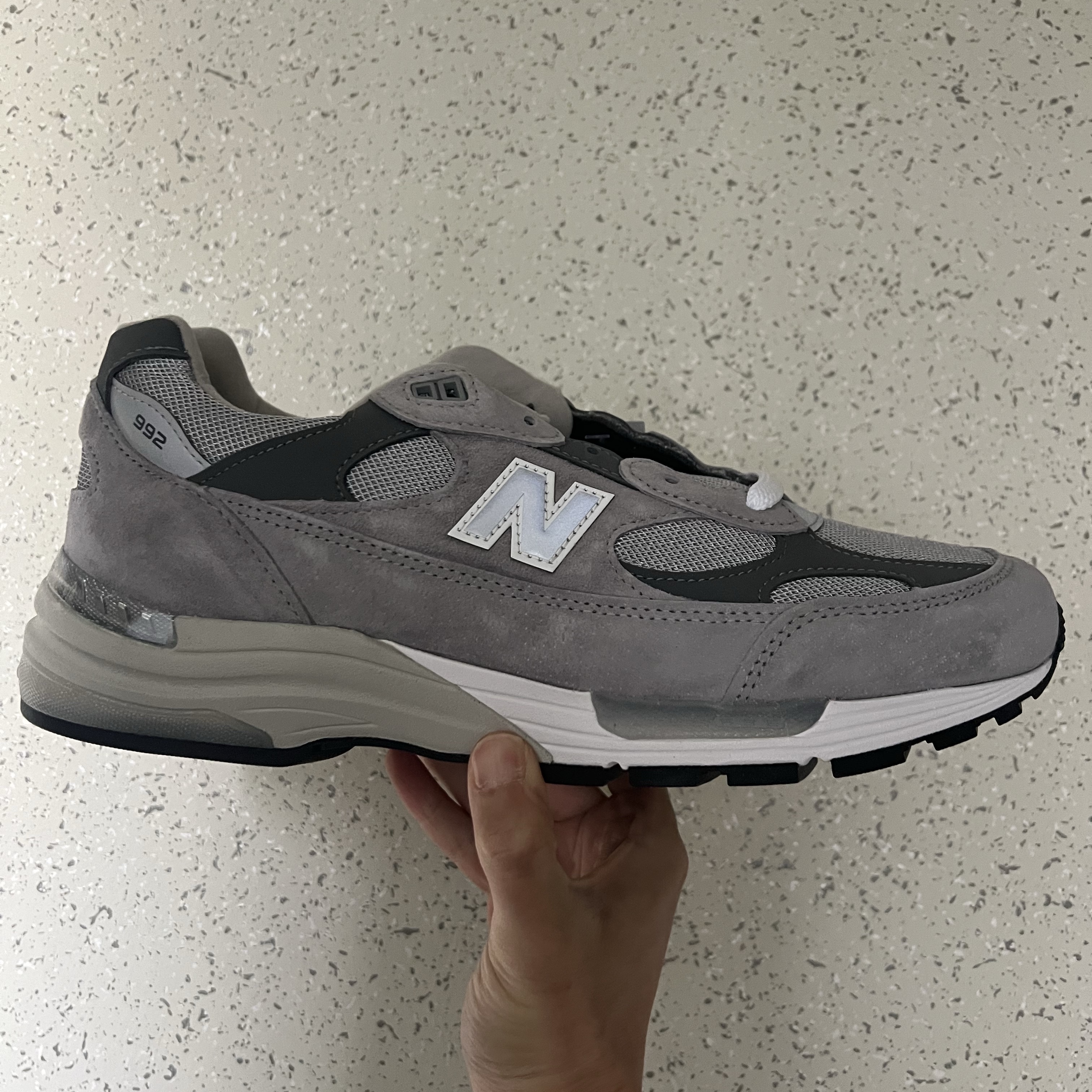 New Balance 992 Made in USA Core Grey Silver Metallic 착용 스타일 - 4