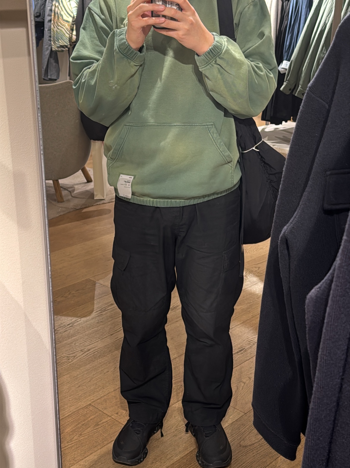 Satisfy Softcell Hoodie Sun Bleached Green, Carhartt WIP Columbia Ripstop Regular Cargo Pants Black 착용 스타일 - 2