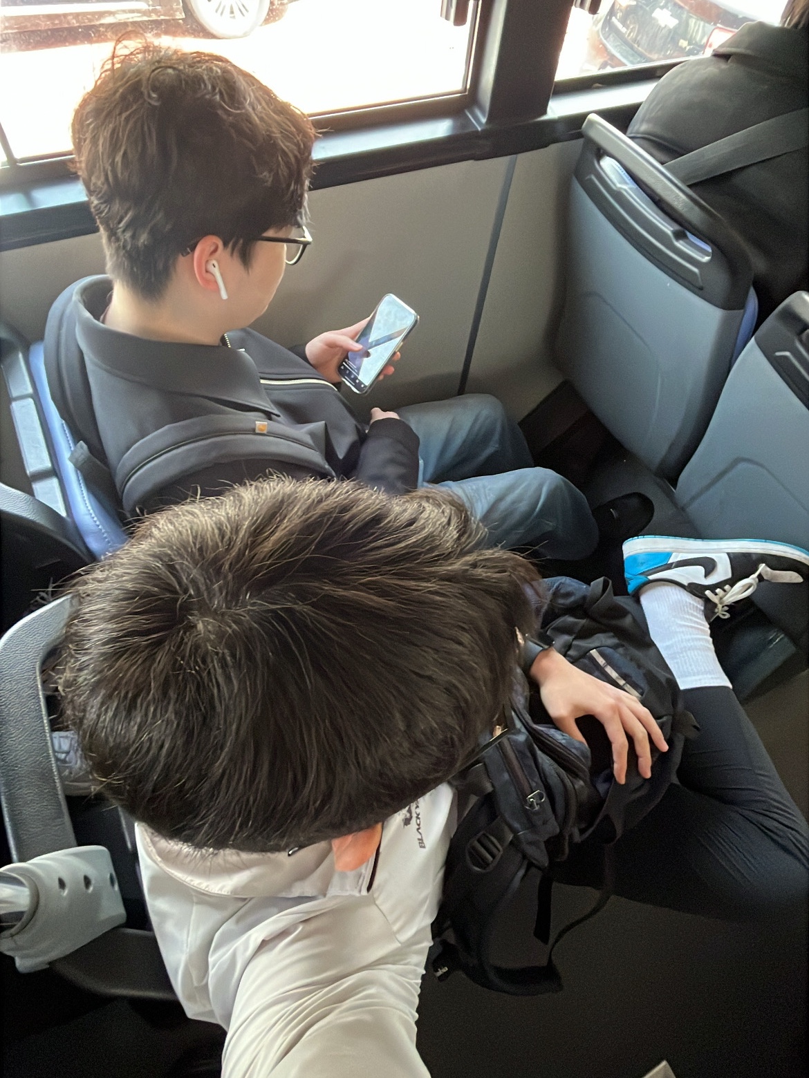 Jordan 1 Low Obsidian, Apple Watch SE 2024 40mm Midnight Aluminium Case with Sport Band S/M Midnight (Korean Ver.) 착용 스타일