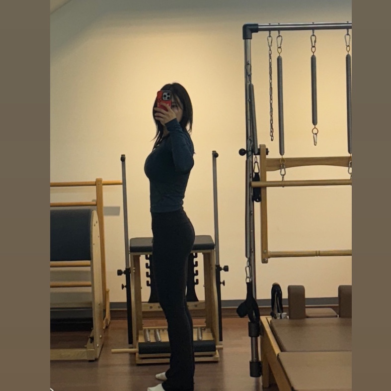 (W) Alo Yoga Airbrush High Waist Bootcut Leggings Black, (W) Lululemon Swiftly Relaxed Long Sleeve Shirt True Navy 착용 스타일