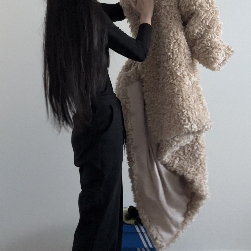 Yunse Women Eco Fur Coat Black 착용 스타일 - 1