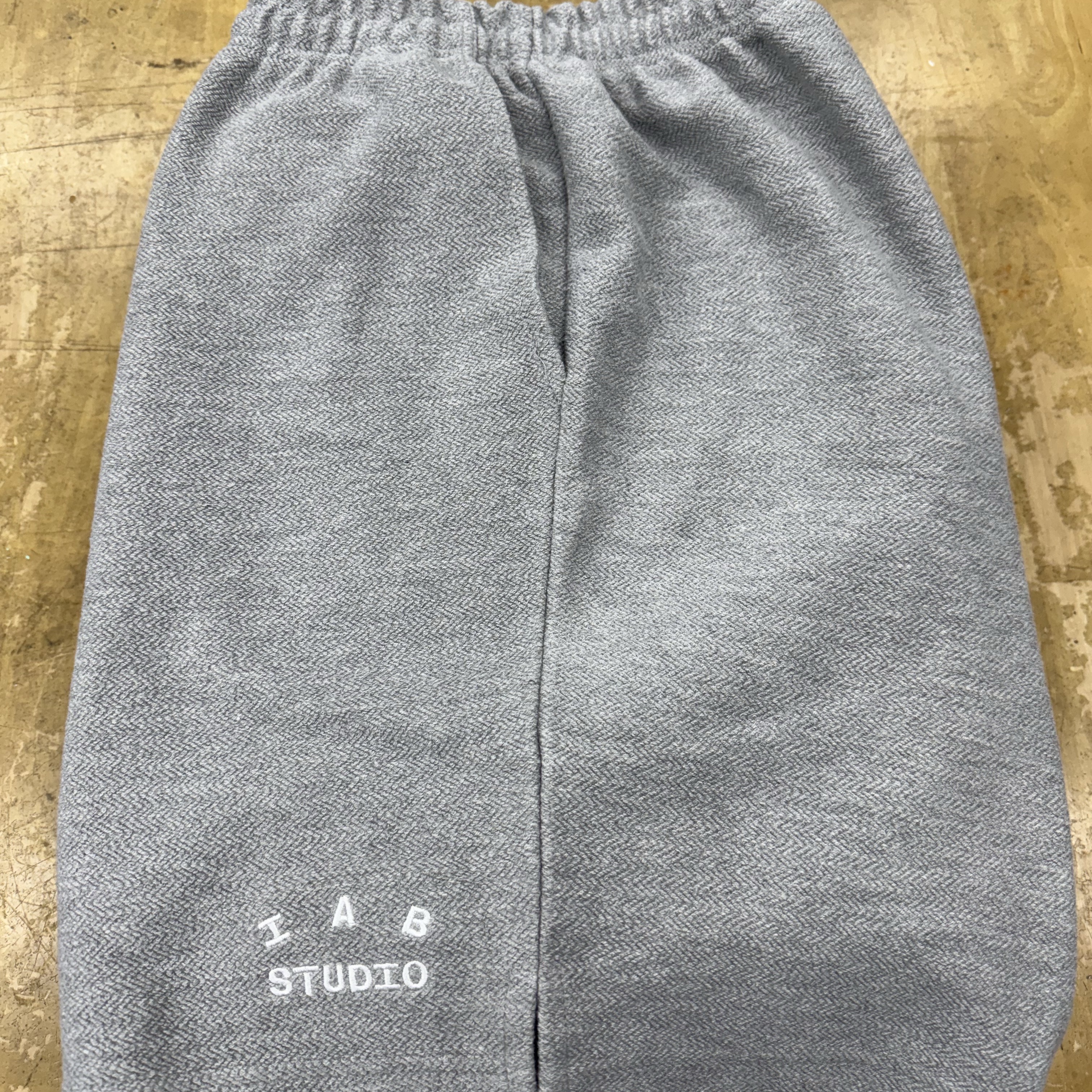 IAB Studio Herringbone Shorts Gray White 착용 스타일 - 1