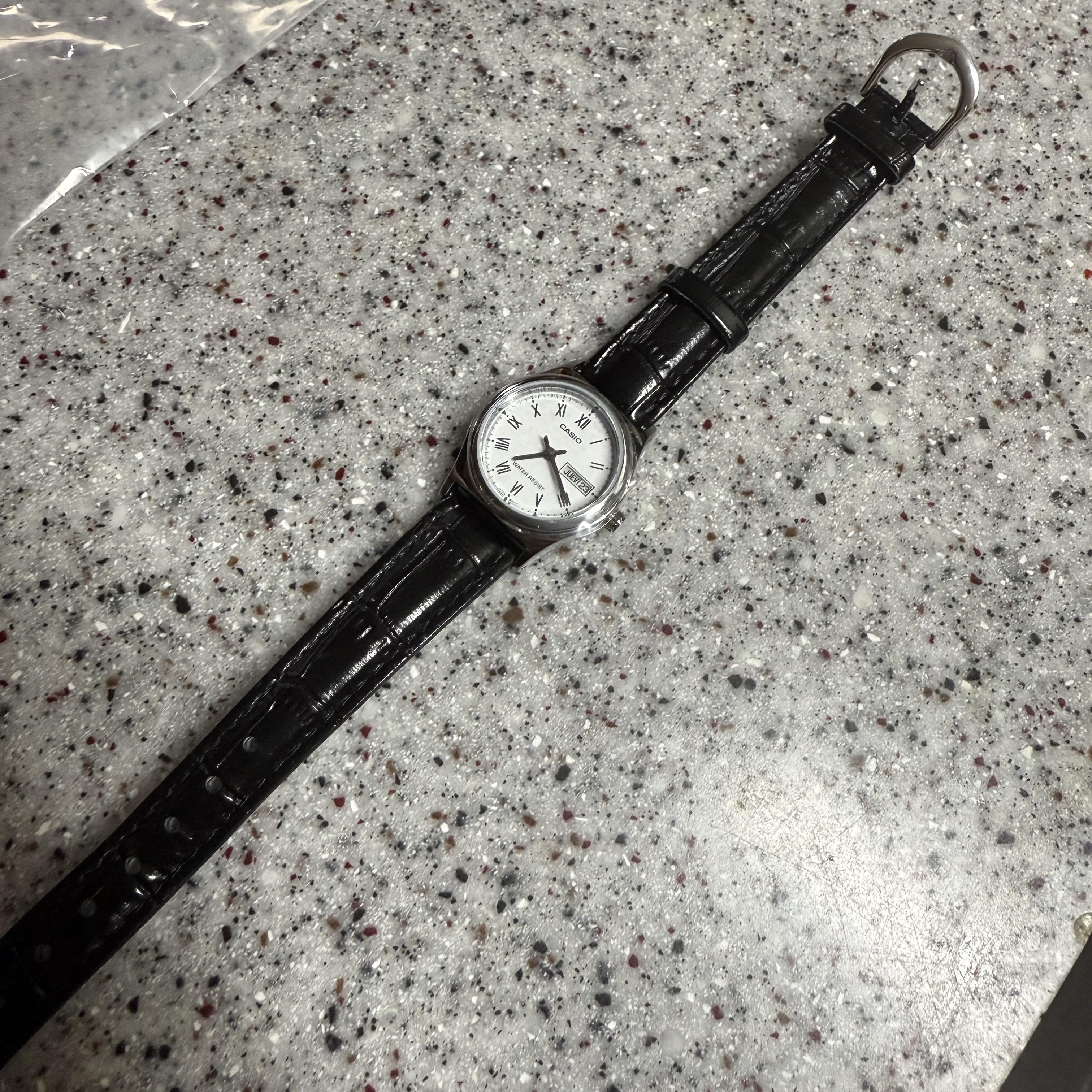 Casio LTP-V006L-7B 착용 스타일