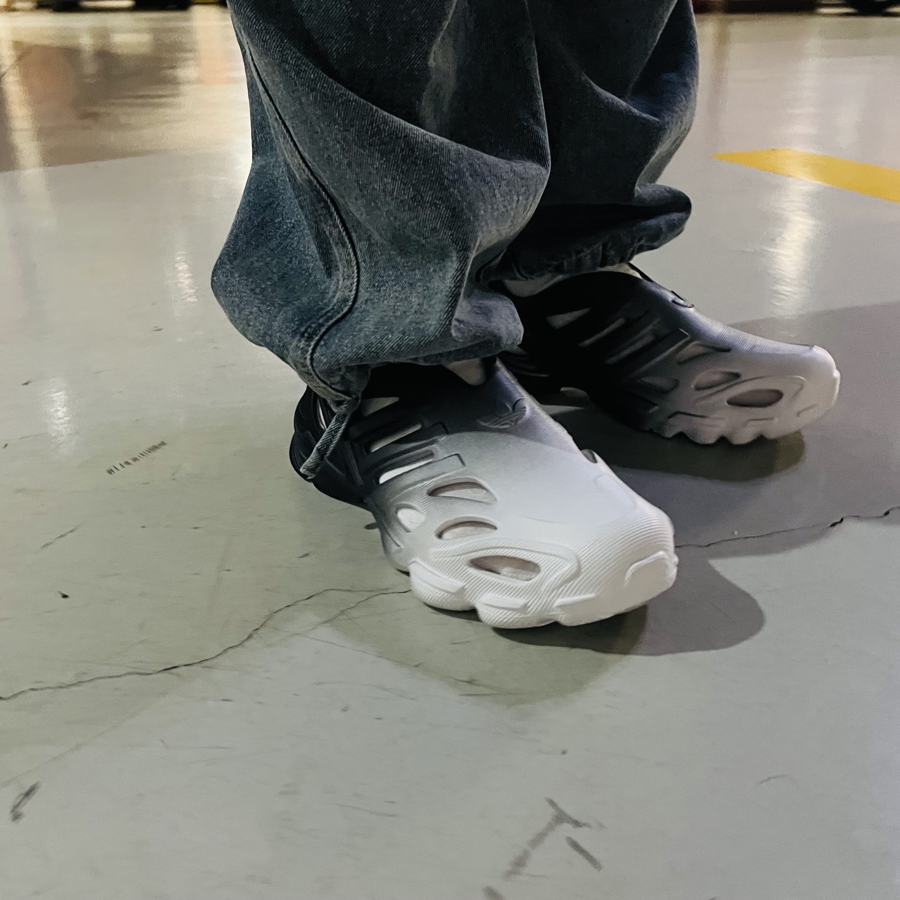 아디다스 아디폼 슈퍼노바 크리스탈 화이트 코어 블랙 착용 스타일 - 1