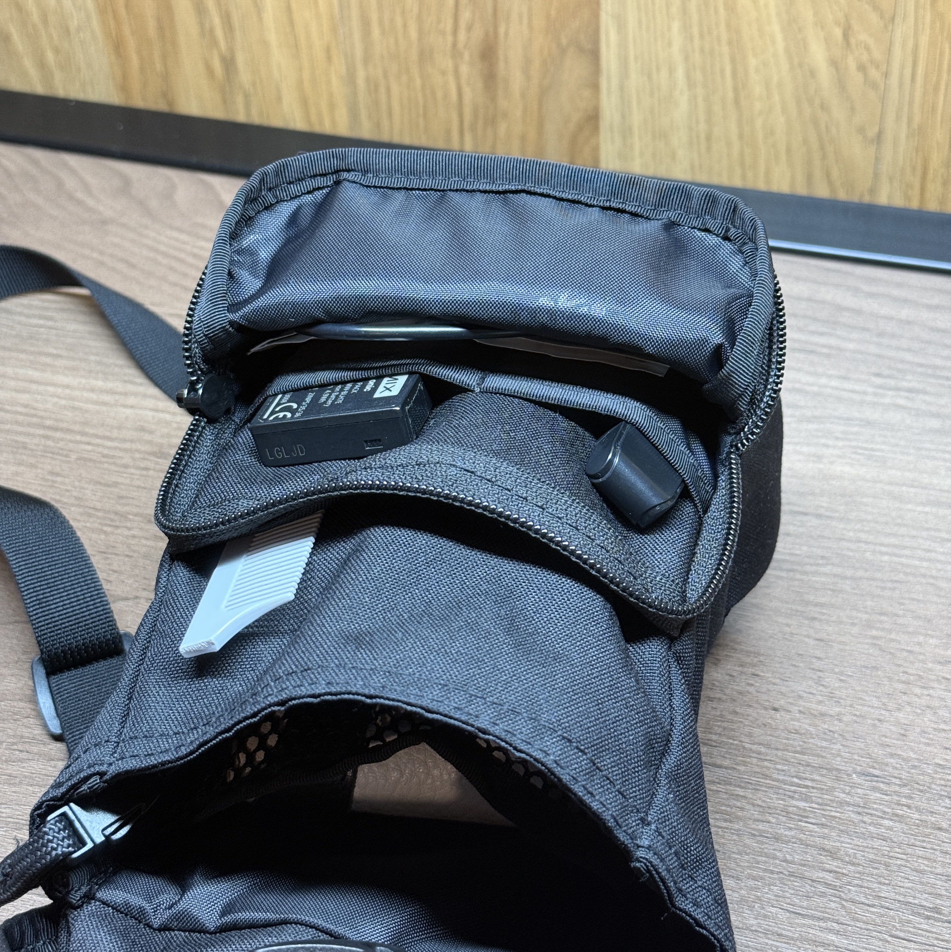 Supreme Camera Bag Black - 24FW, NewJeans x Murakami Plush Keyring Flower 착용 스타일 - 4