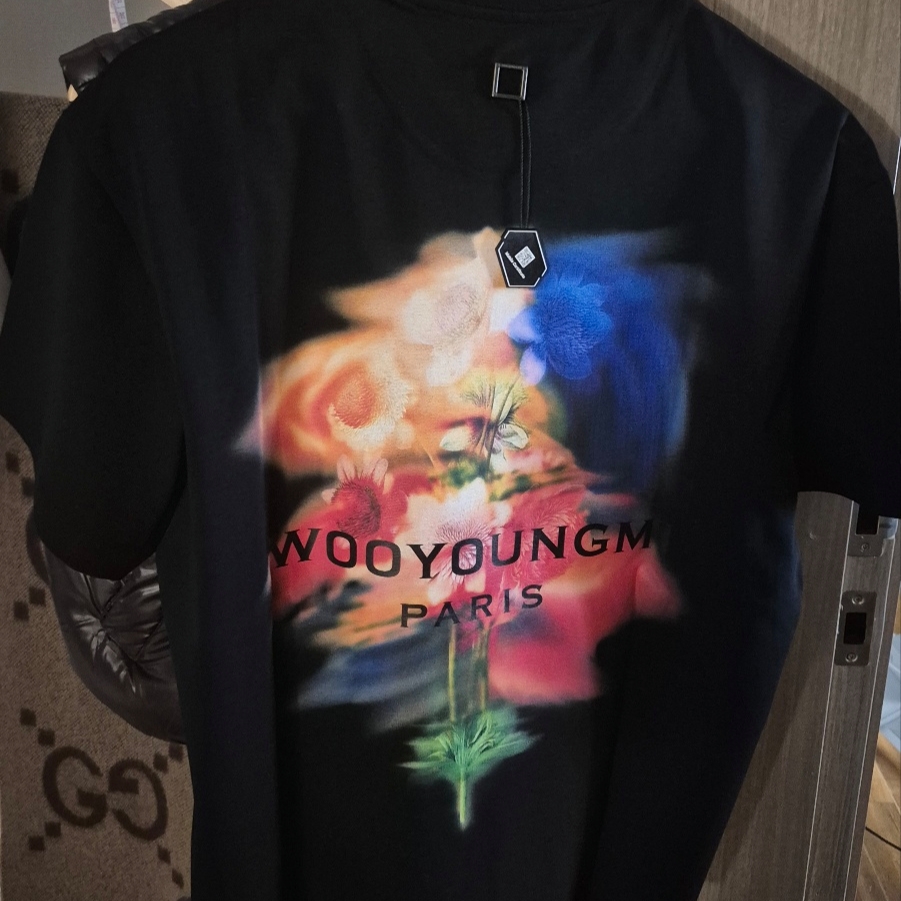 Wooyoungmi Swaying Flower Back Logo T-Shirts Black - 24FW 착용 스타일