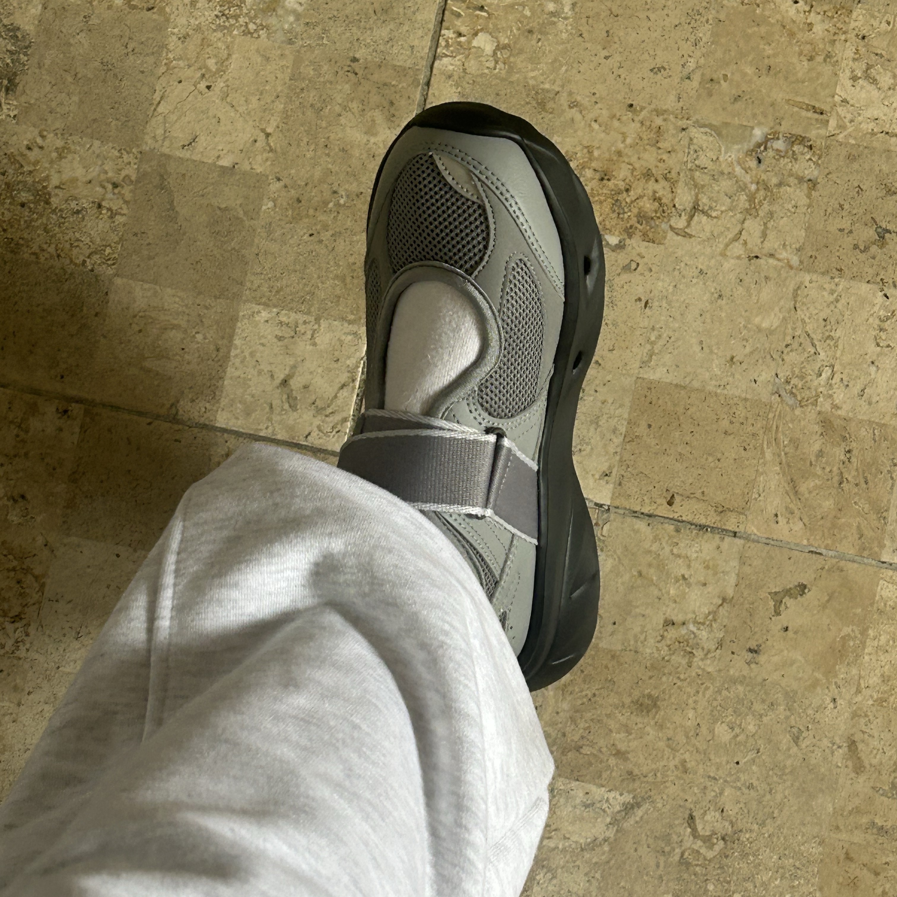 (W) New Balance Breeze SD2202 Gray 착용 스타일 - 1