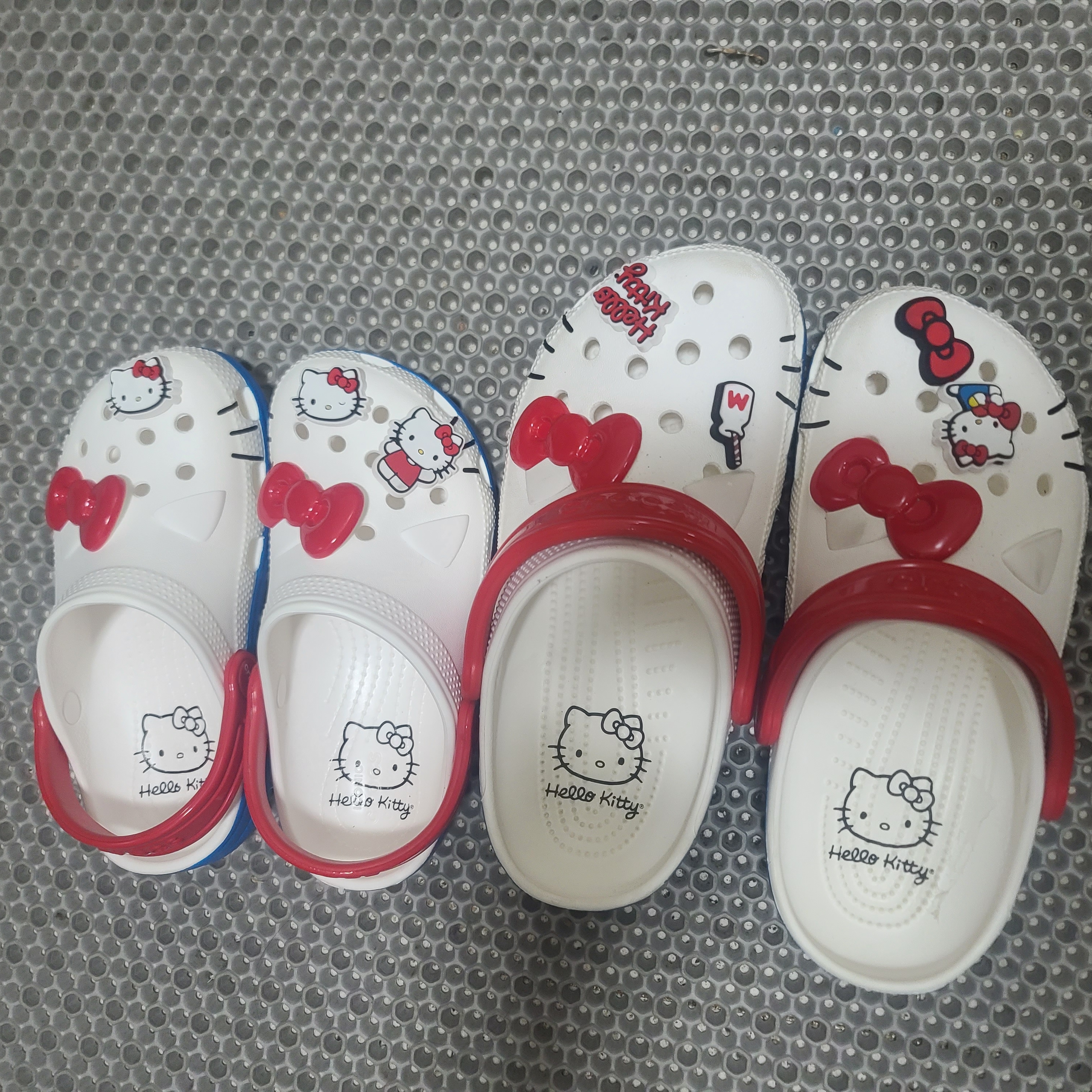 (W) Crocs x Hello Kitty Classic Clog White 착용 스타일 - 1