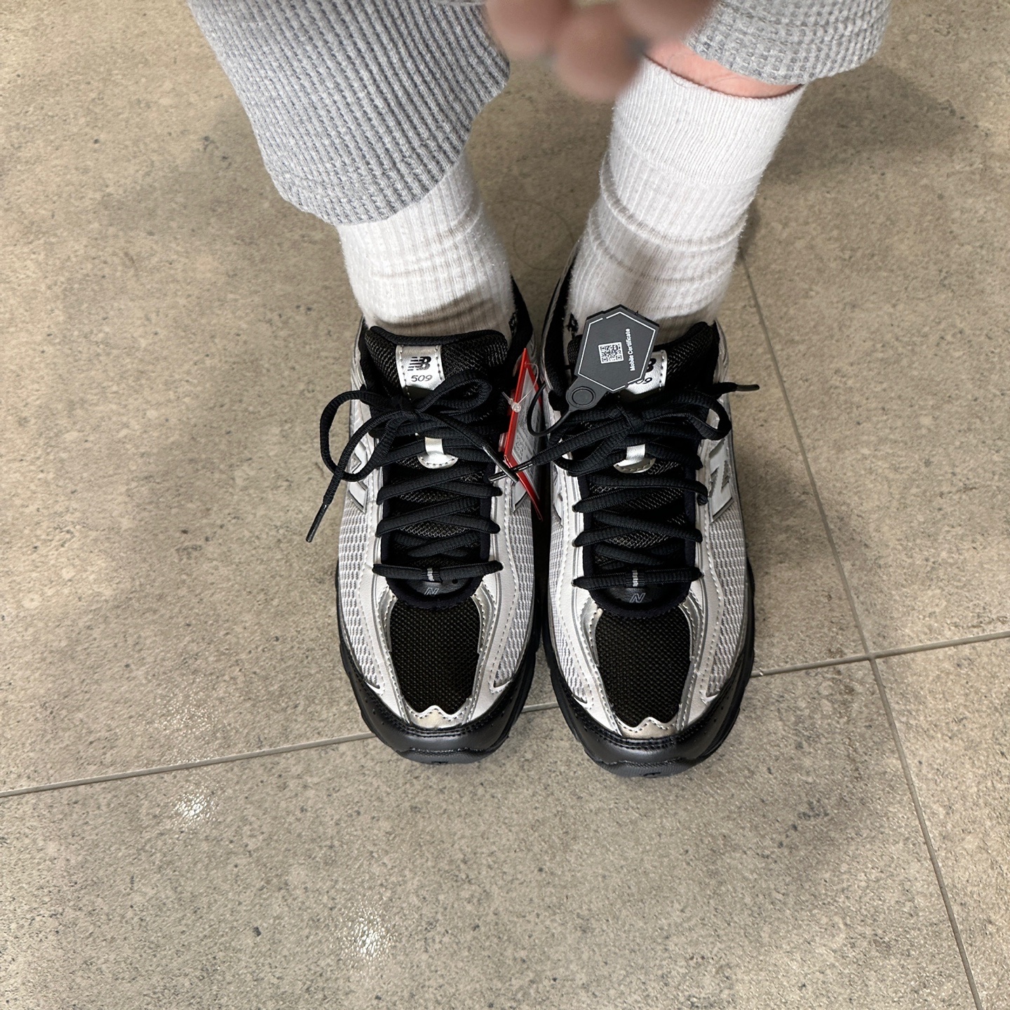 New Balance 509 Black Gray 착용 스타일 - 1