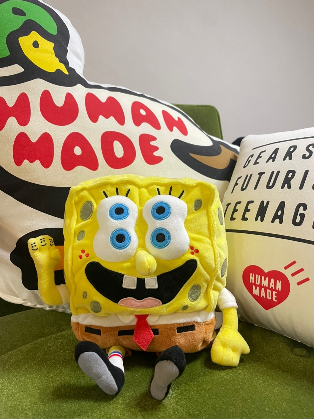 Uniqlo UT x CPFM x SpongeBob Plush Toy SpongeBob 착용 스타일