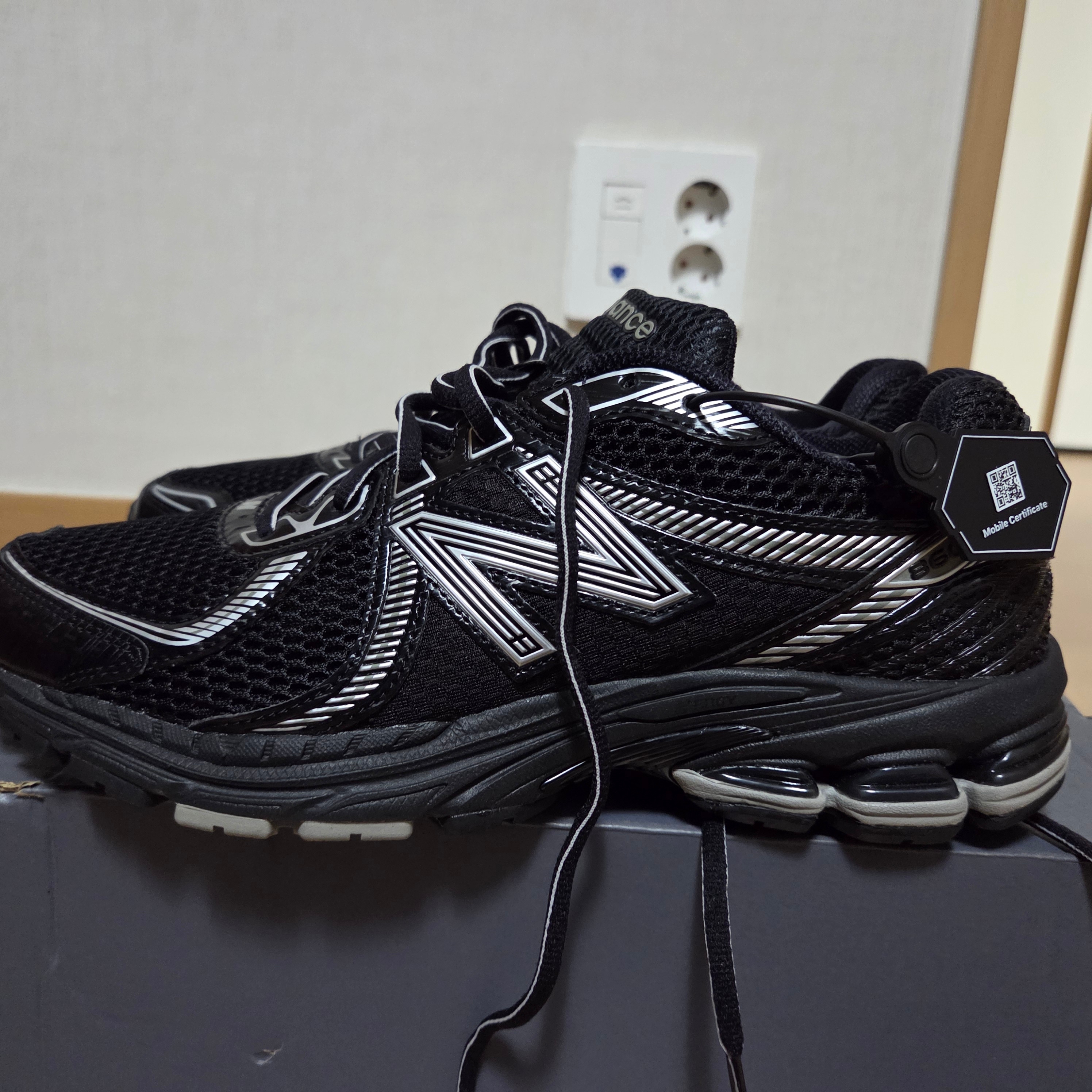 New Balance 860v2 Black Grey 착용 스타일 - 1