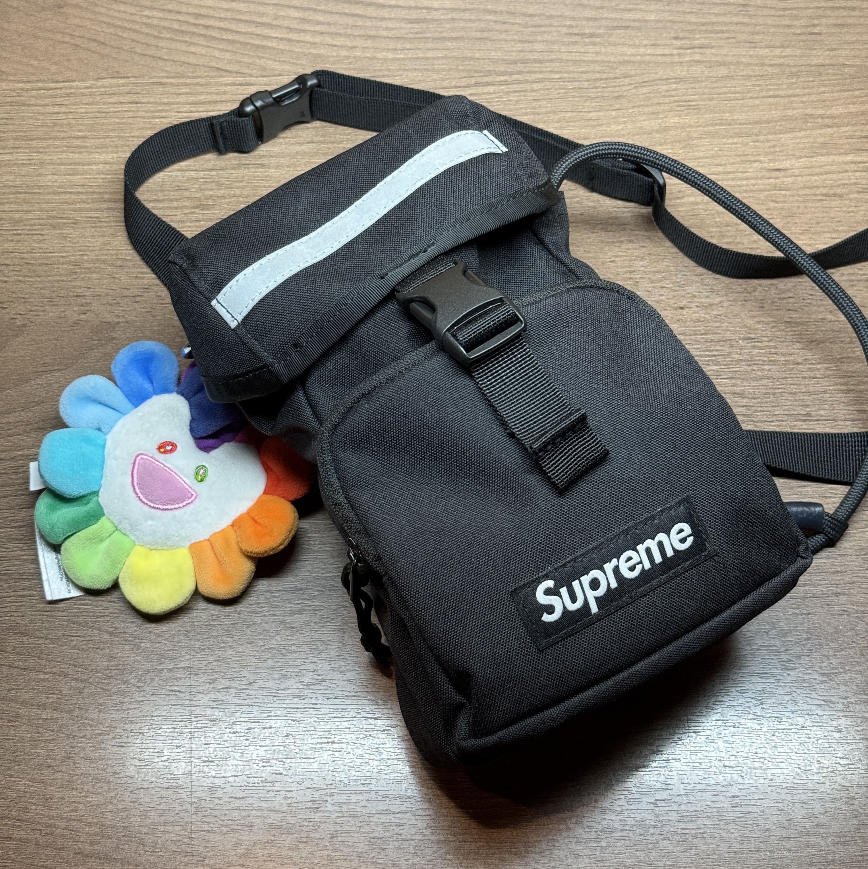 Supreme Camera Bag Black - 24FW, NewJeans x Murakami Plush Keyring Flower 착용 스타일 - 1
