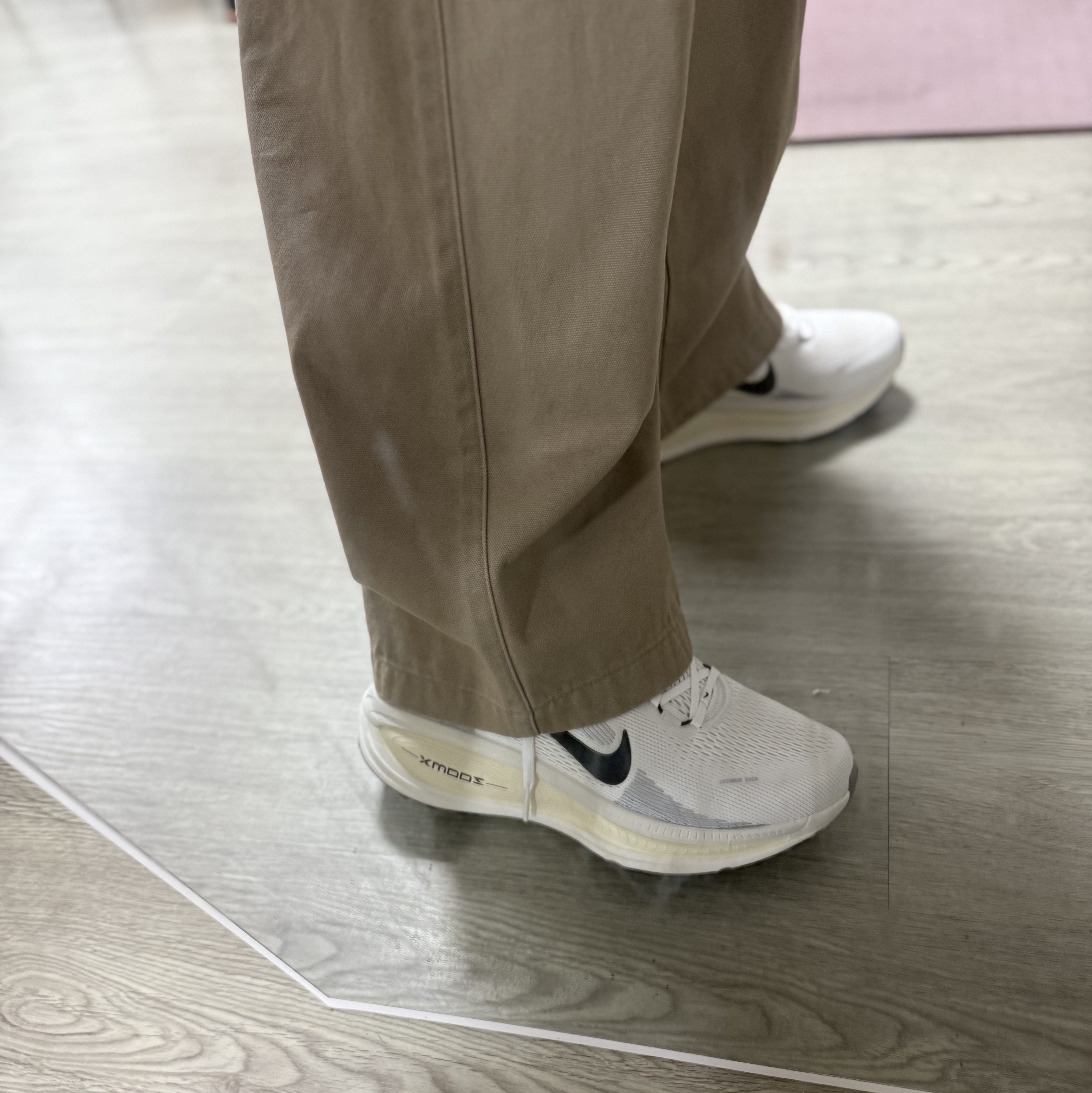 Nike Vomero 18 Summit White Coconut Milk 착용 스타일 - 2