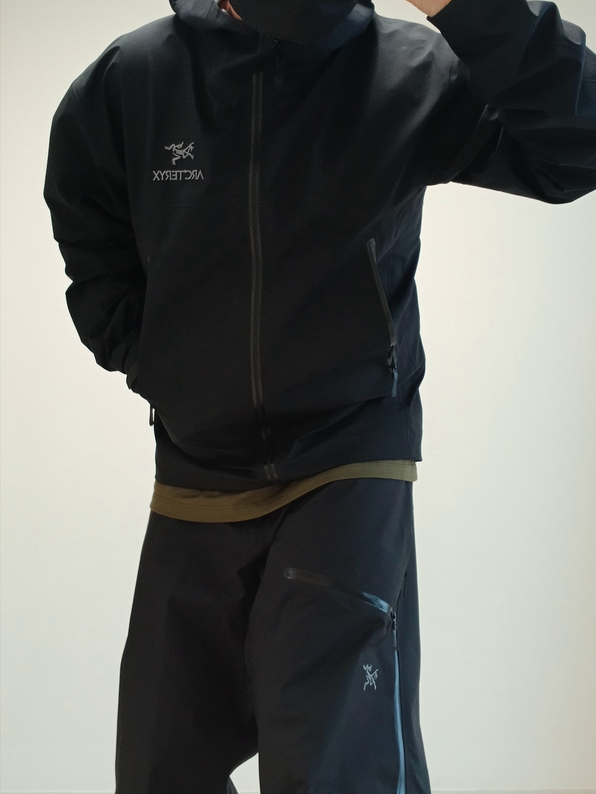 Arc'teryx Gore 5 Panel Cap Black, Arc'teryx Beta Jacket Black 착용 스타일 - 6