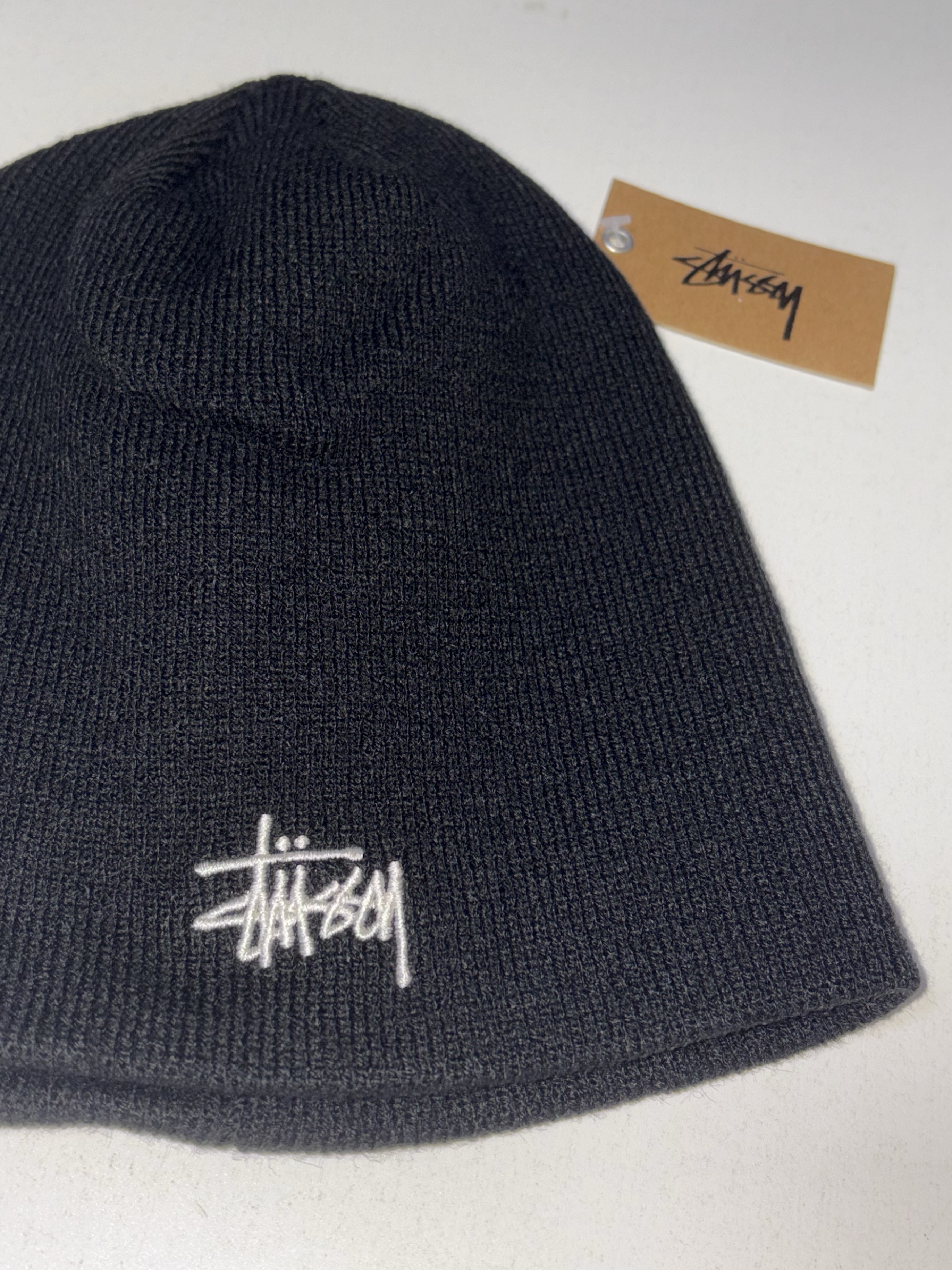 Stussy Basic Skullcap Beanie Black 착용 스타일 - 4