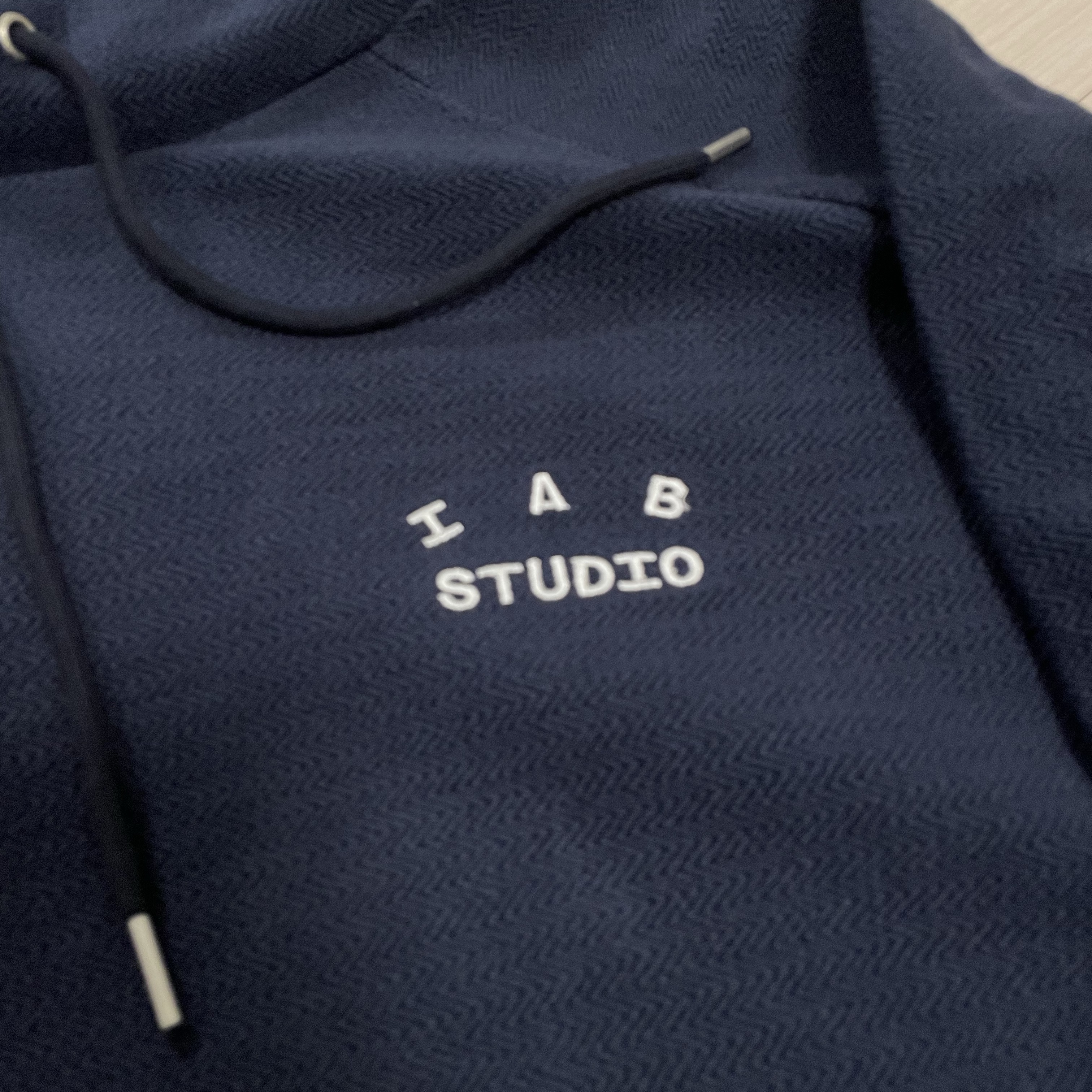 IAB Studio Herringbone Hoodie Navy White 착용 스타일 - 2