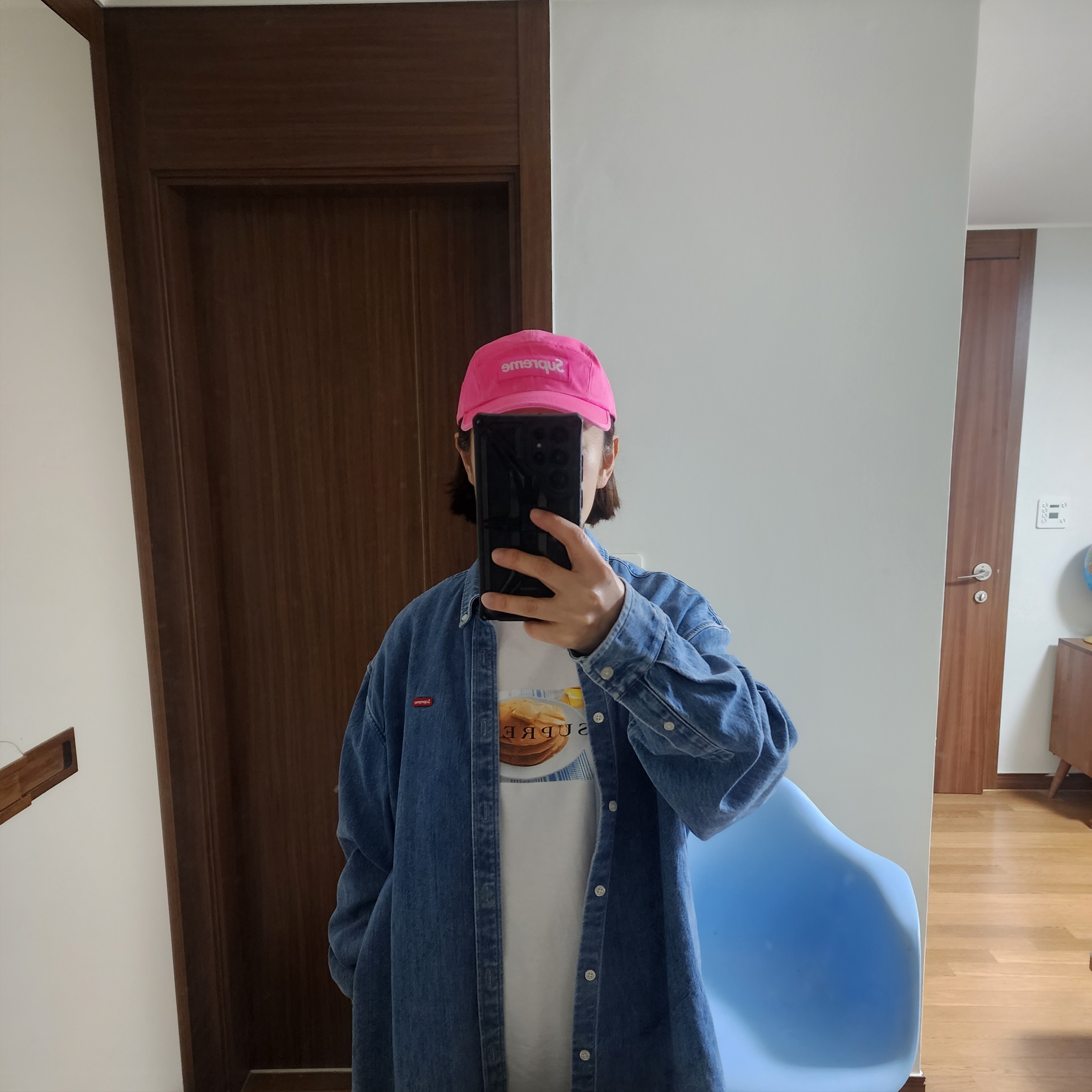 Supreme Pancakes T-Shirt White - 25SS, Supreme Small Box Shirt Denim - 23FW 착용 스타일 - 1