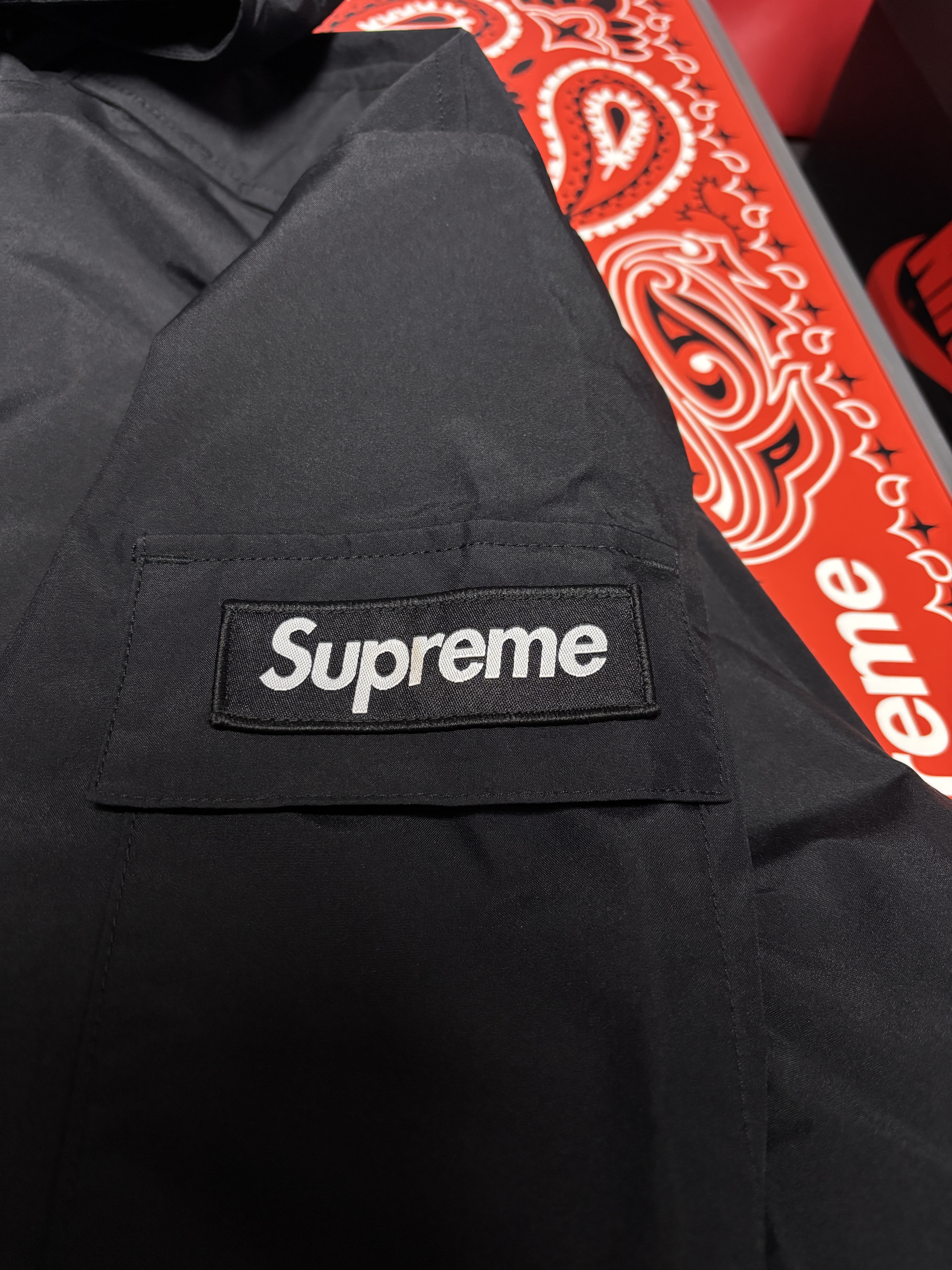 Supreme Shibori Denim Trucker Jacket Black - 23SS, Supreme 2-in-1 Gore-Tex Shell + Quilted Liner Vest Black - 25SS 착용 스타일 - 7