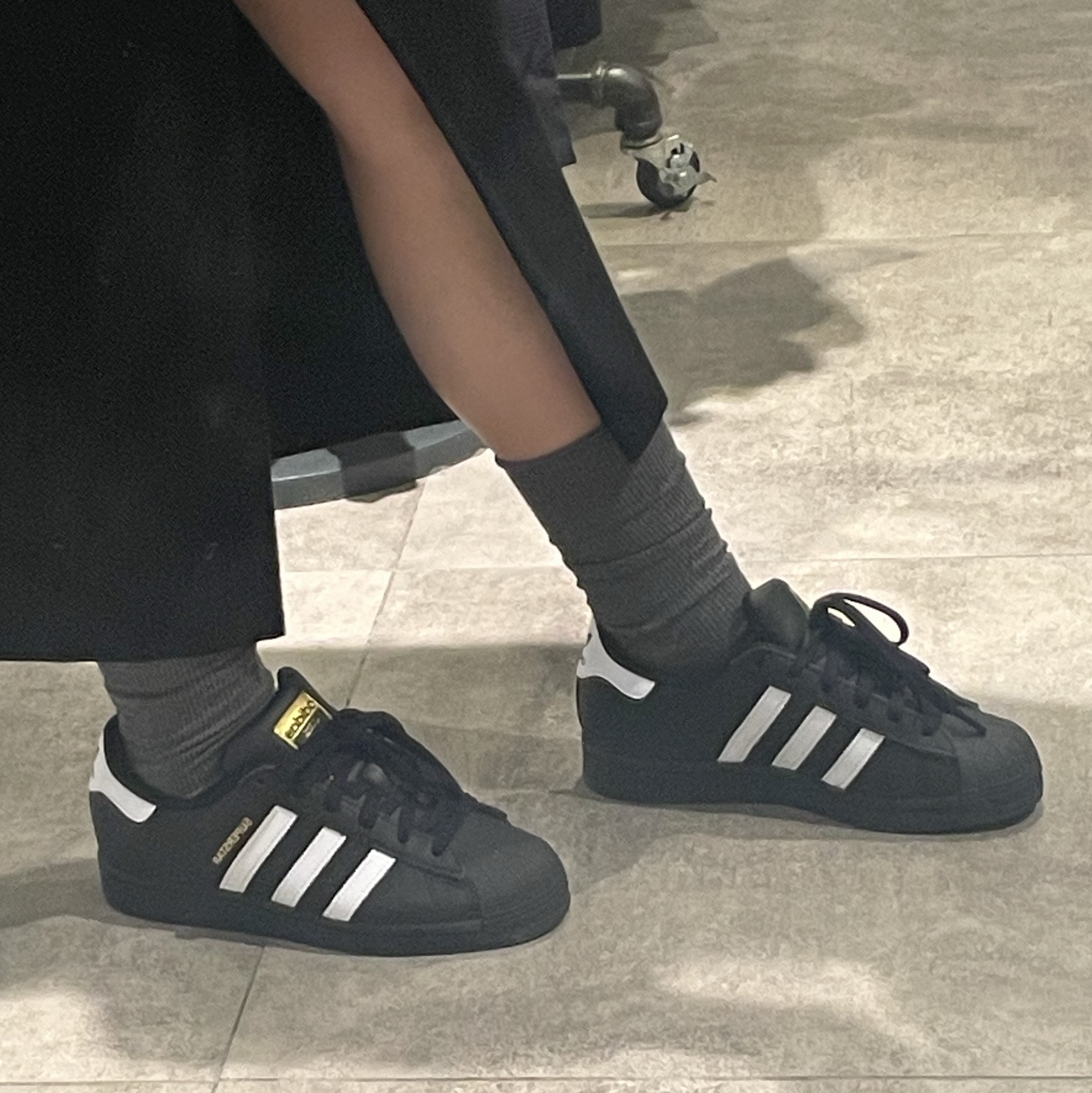 (J) Adidas Superstar Black White 착용 스타일