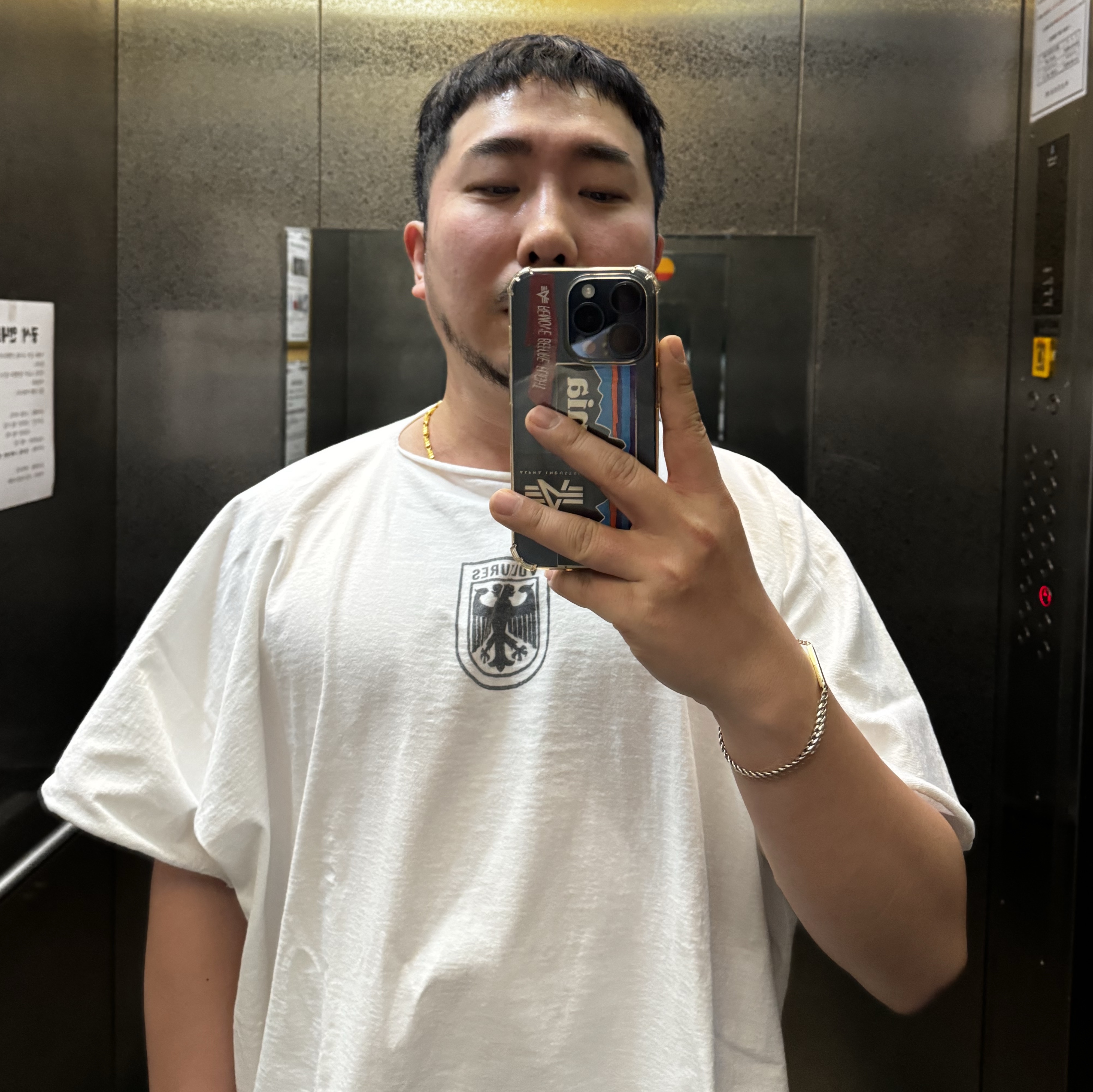 Yeezy Vultures Box T-Shirt White 착용 스타일