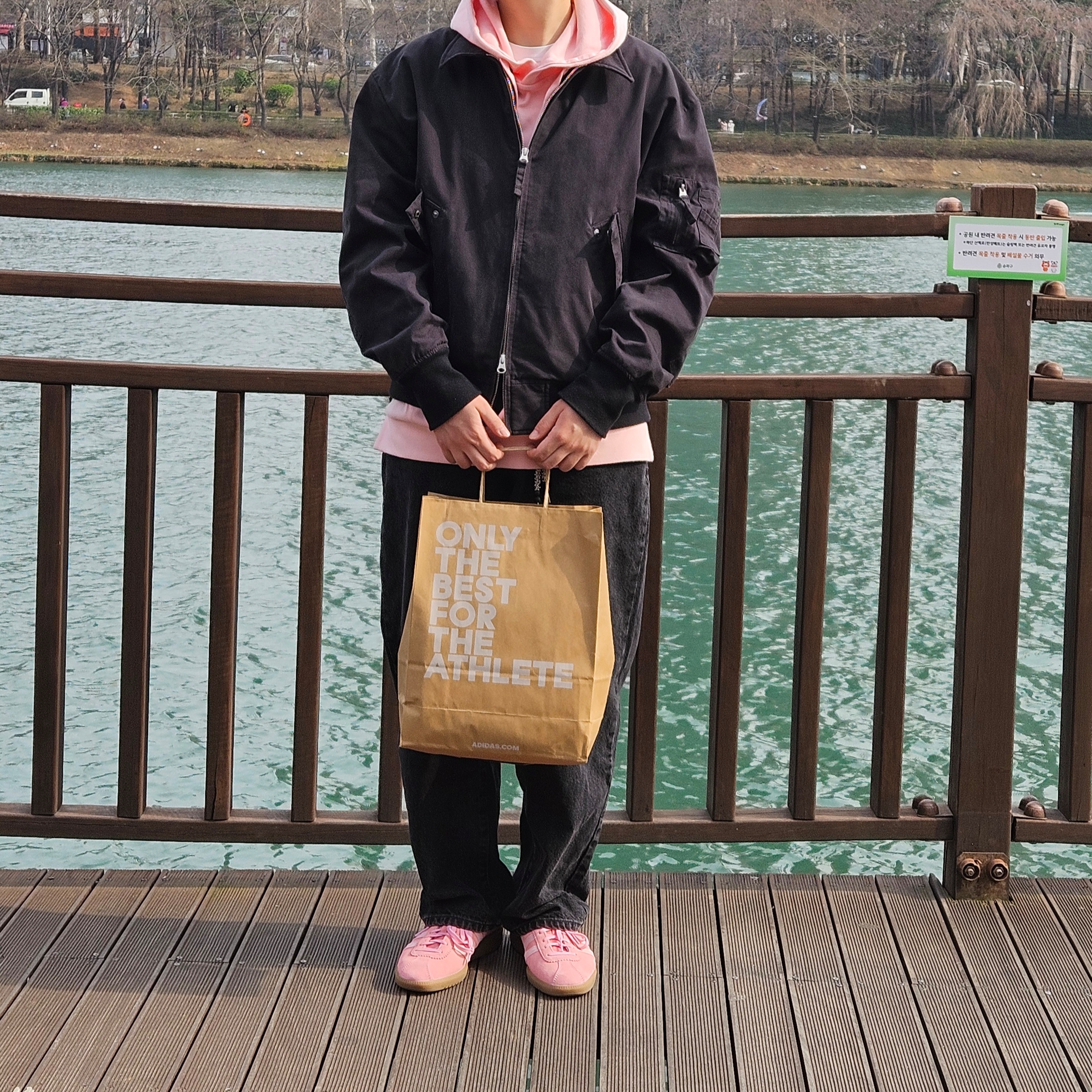 Adidas Bermuda Glow Pink 착용 스타일