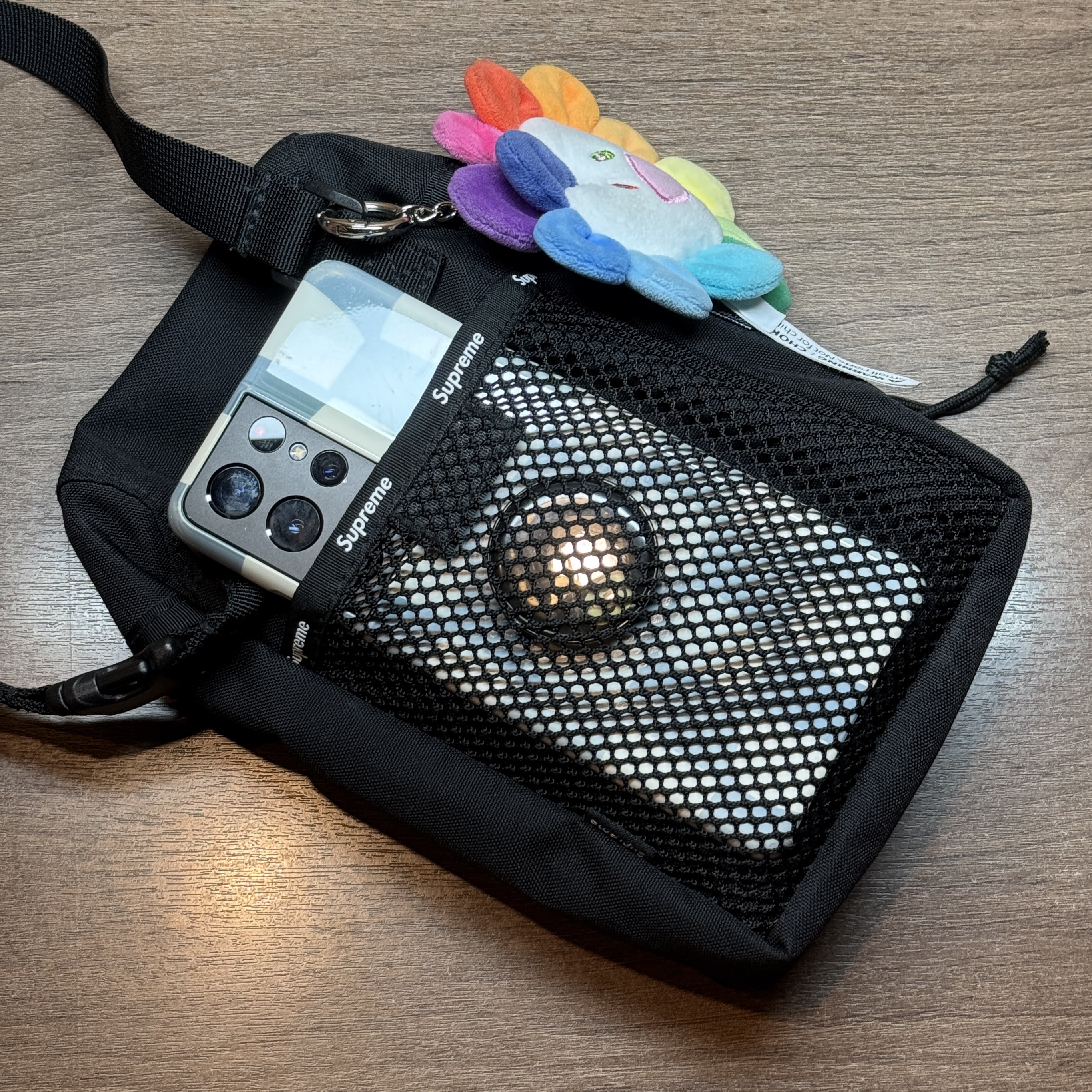 Supreme Camera Bag Black - 24FW, NewJeans x Murakami Plush Keyring Flower 착용 스타일 - 2