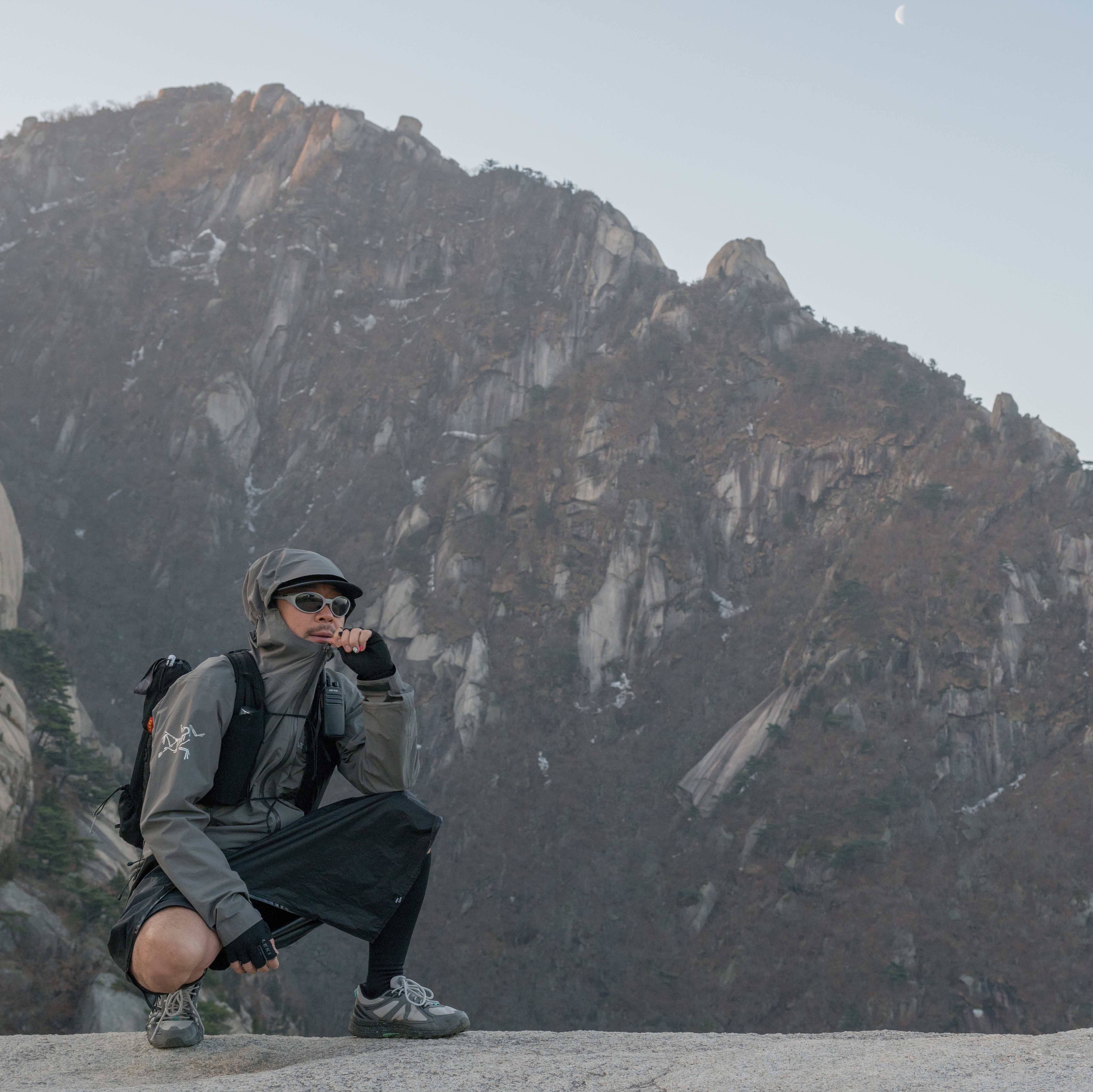 Arc'teryx x Beams Zeta SL Jacket Grey, Asics Gel-Venture 6 Mid Grey Black 착용 스타일 - 2