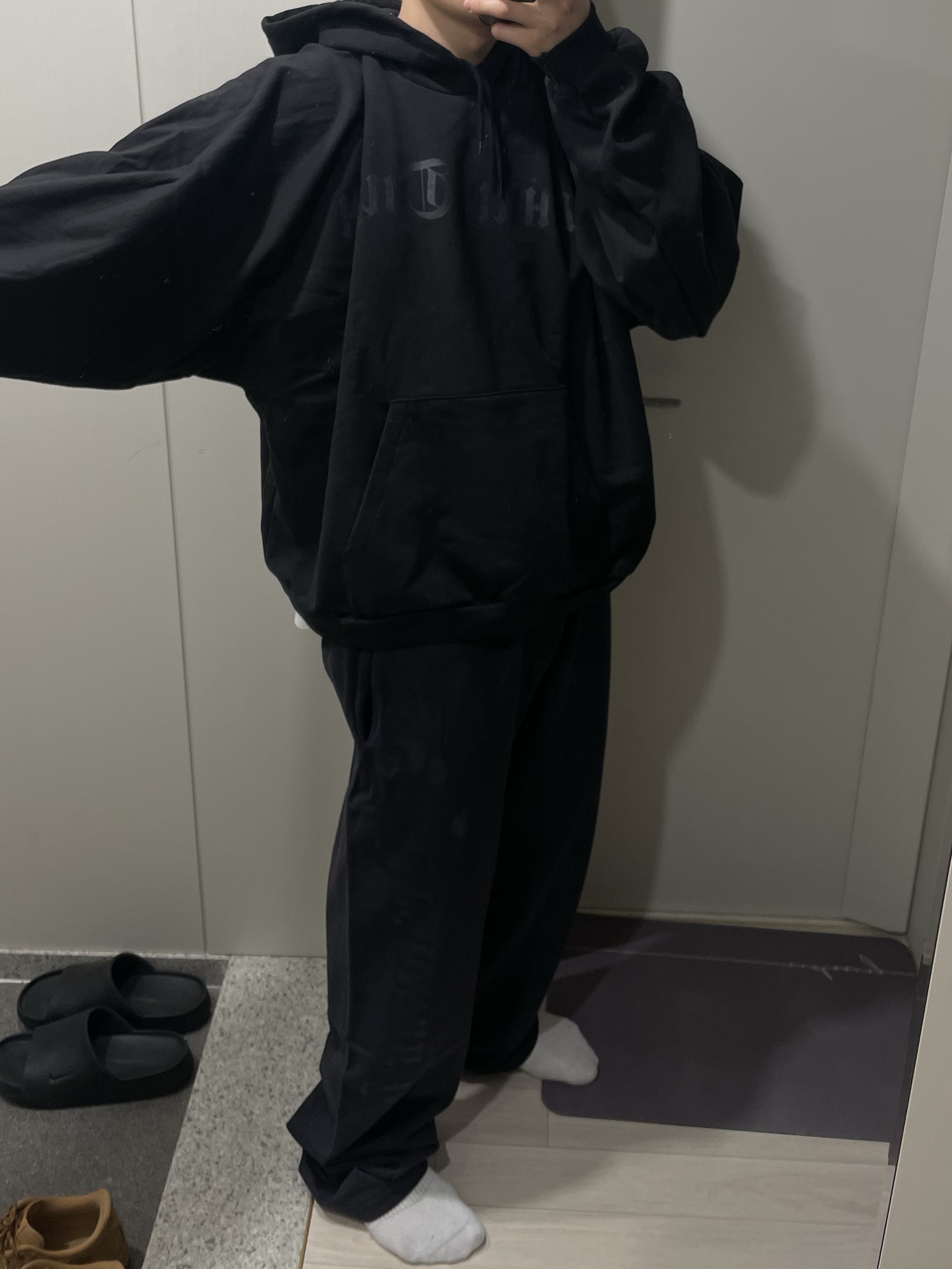 Yeezy x Gosha Rubchinskiy Tribune Herald SP-01 Pants White, Yeezy x Gosha Rubchinskiy Tribune Herald HD-01 Hoodie White 착용 스타일 - 2