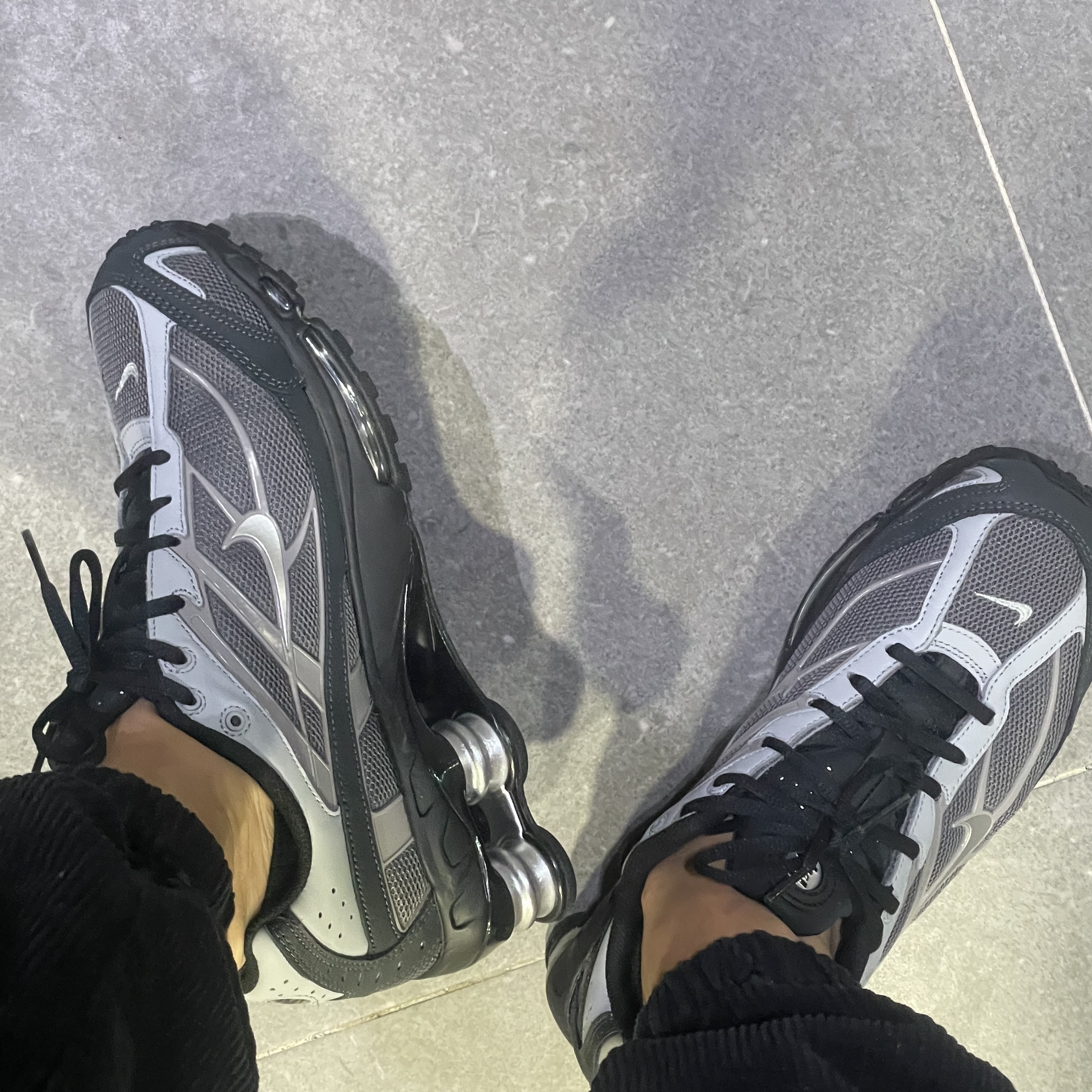 Nike Shox Ride 2 Light Graphite Anthracite 착용 스타일