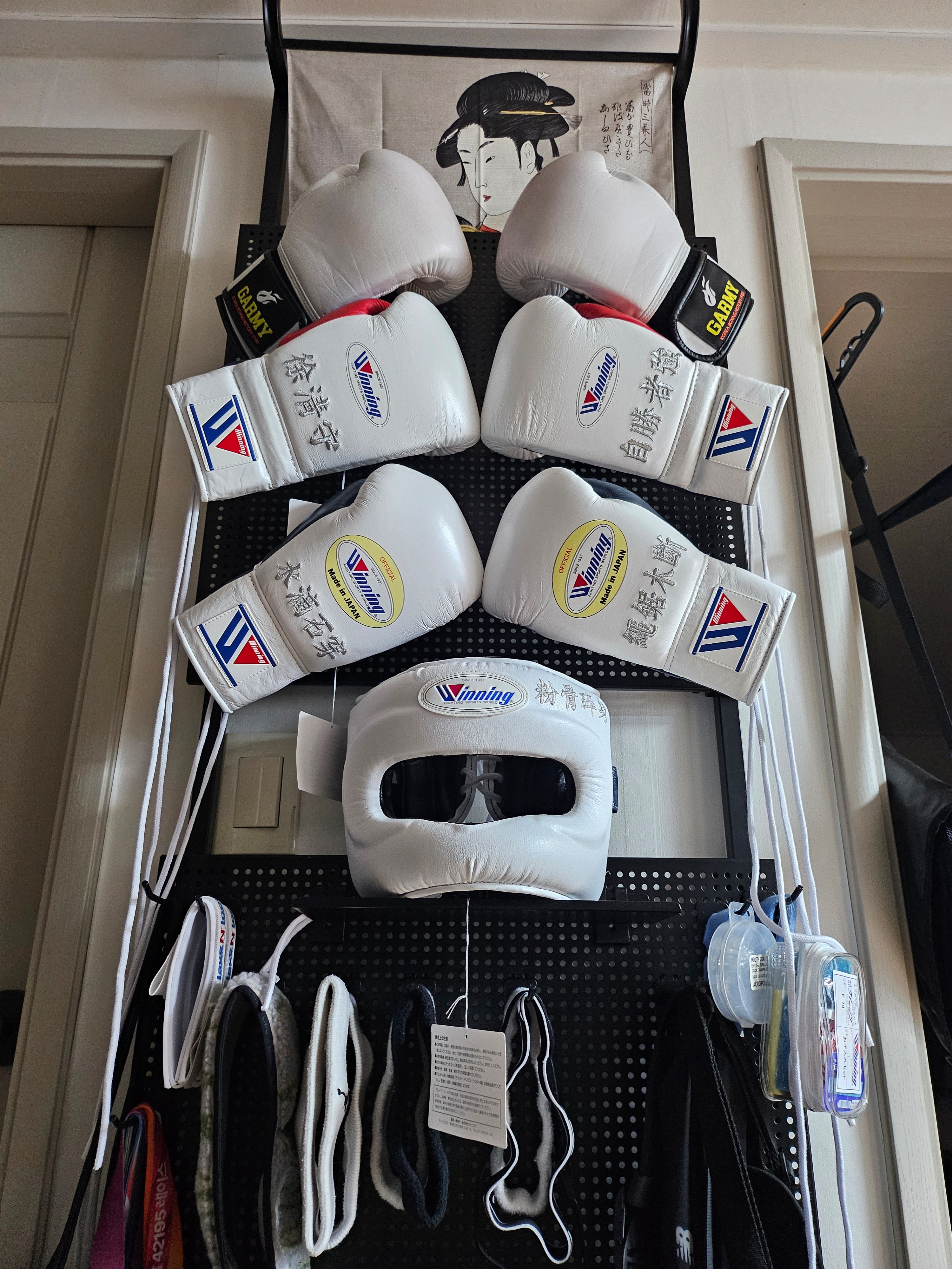 Winning Lace Up Boxing Gloves White 착용 스타일