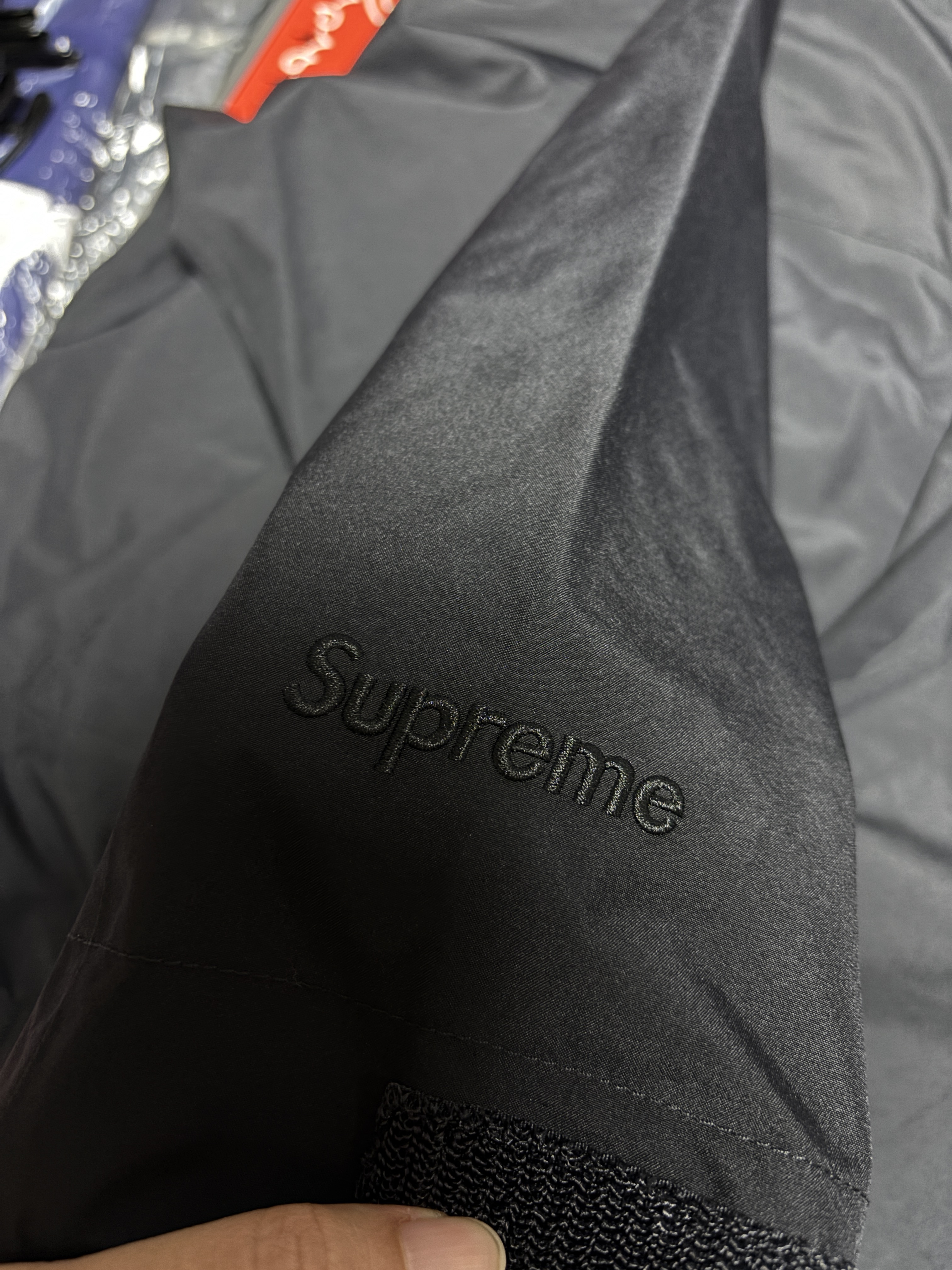 Supreme Shibori Denim Trucker Jacket Black - 23SS, Supreme 2-in-1 Gore-Tex Shell + Quilted Liner Vest Black - 25SS 착용 스타일 - 6