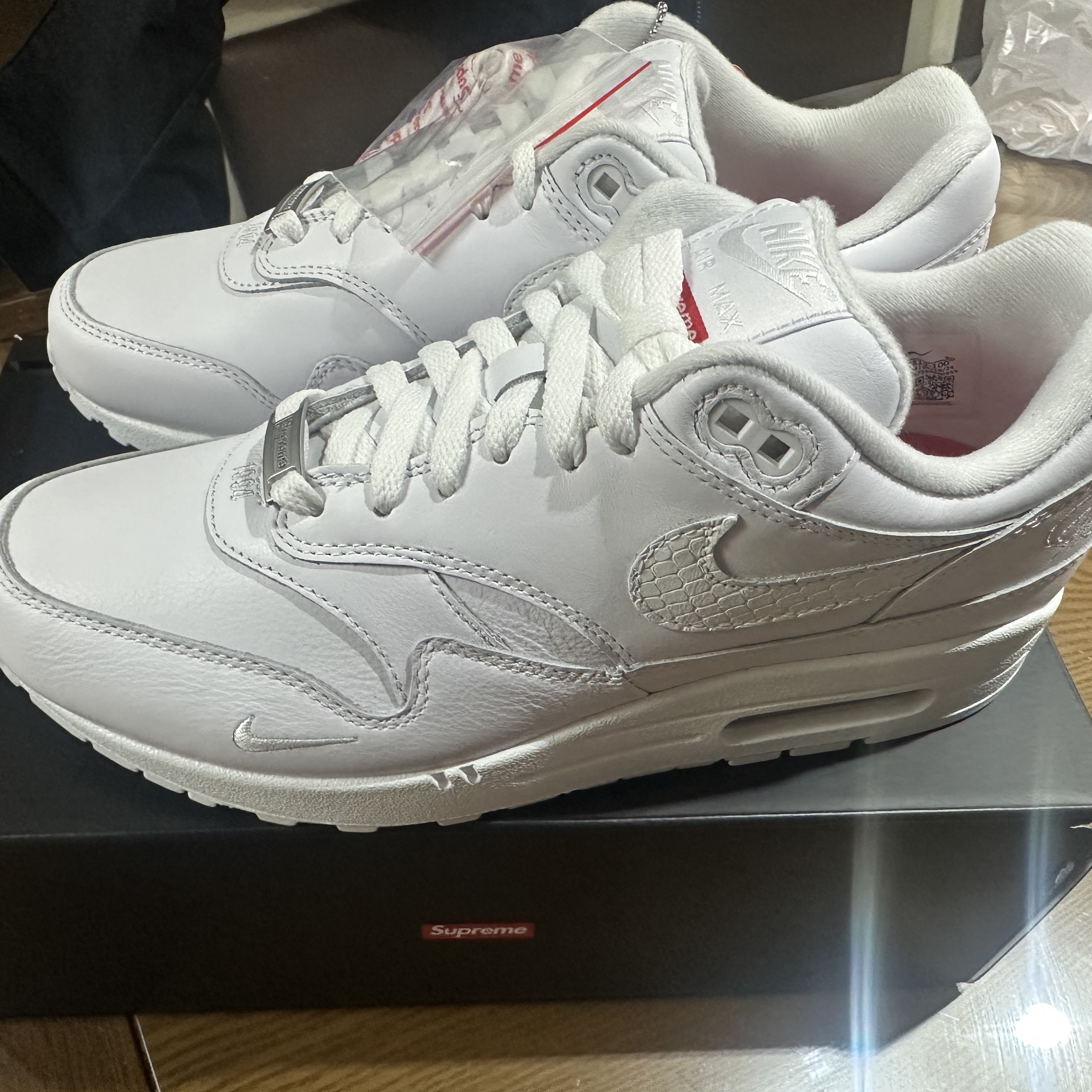Nike x Supreme Air Max 1 '87 White - 25SS 착용 스타일