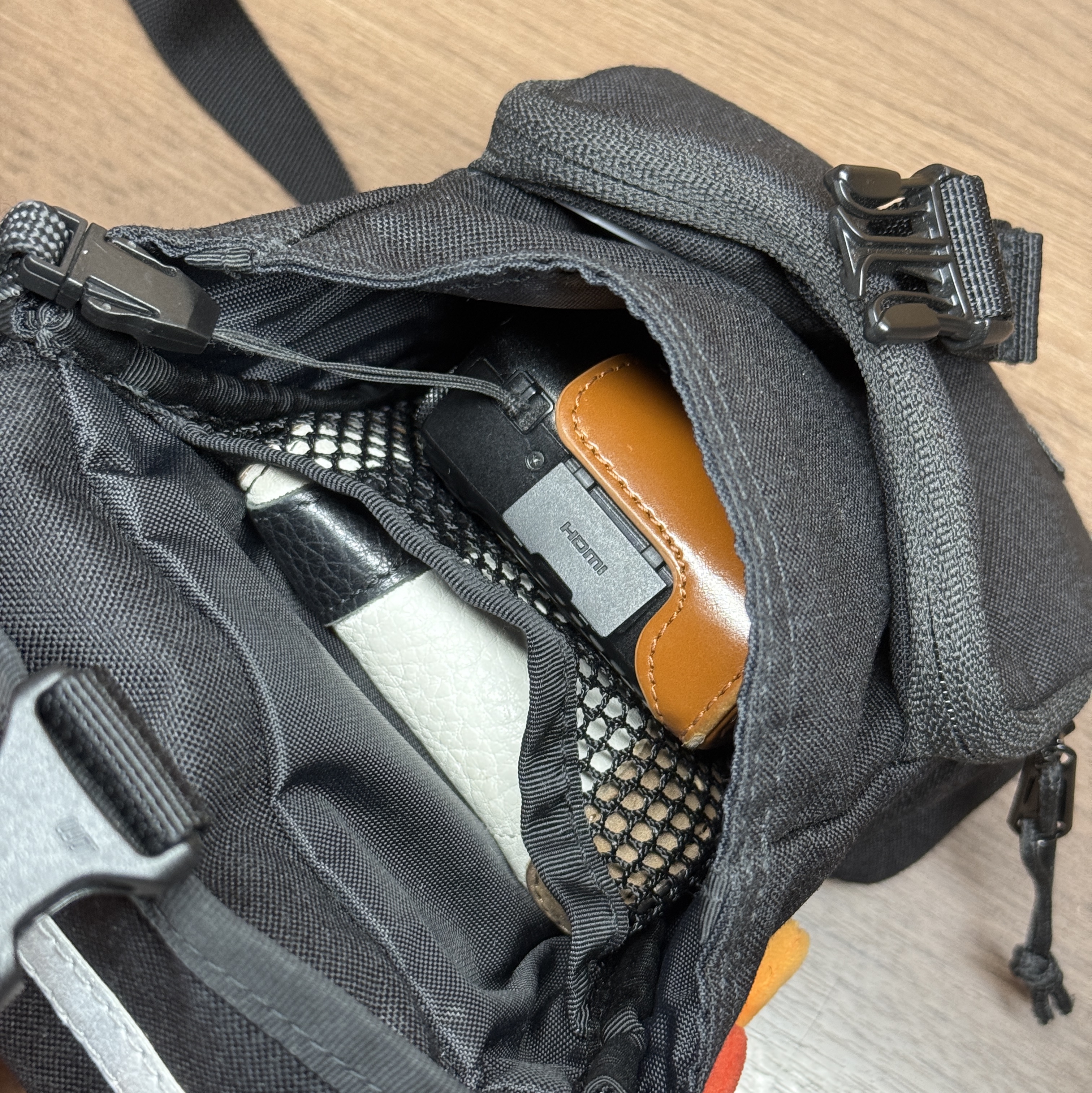 Supreme Camera Bag Black - 24FW, NewJeans x Murakami Plush Keyring Flower 착용 스타일 - 3