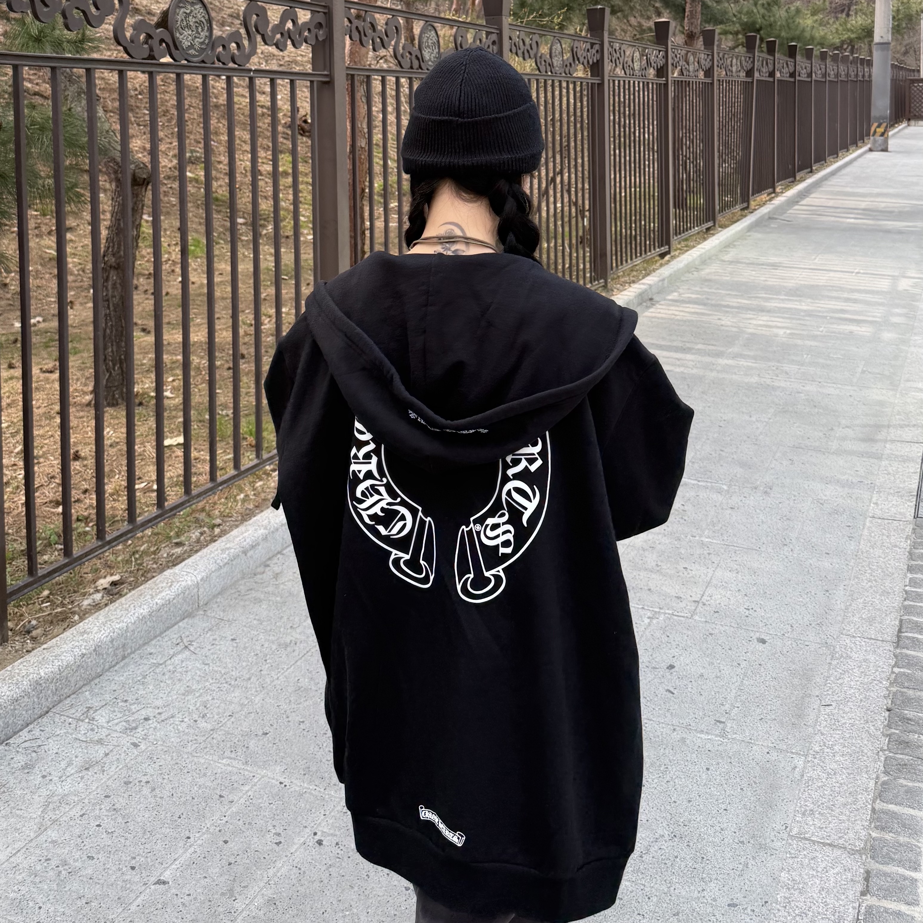 Chrome Hearts Horseshoe Floral Fuck You Logo Fleece Zip-Up Hoodie Black, Diesel K-Coder-Fully B Ribbed Beanie with D Embroidery Black 착용 스타일 - 2