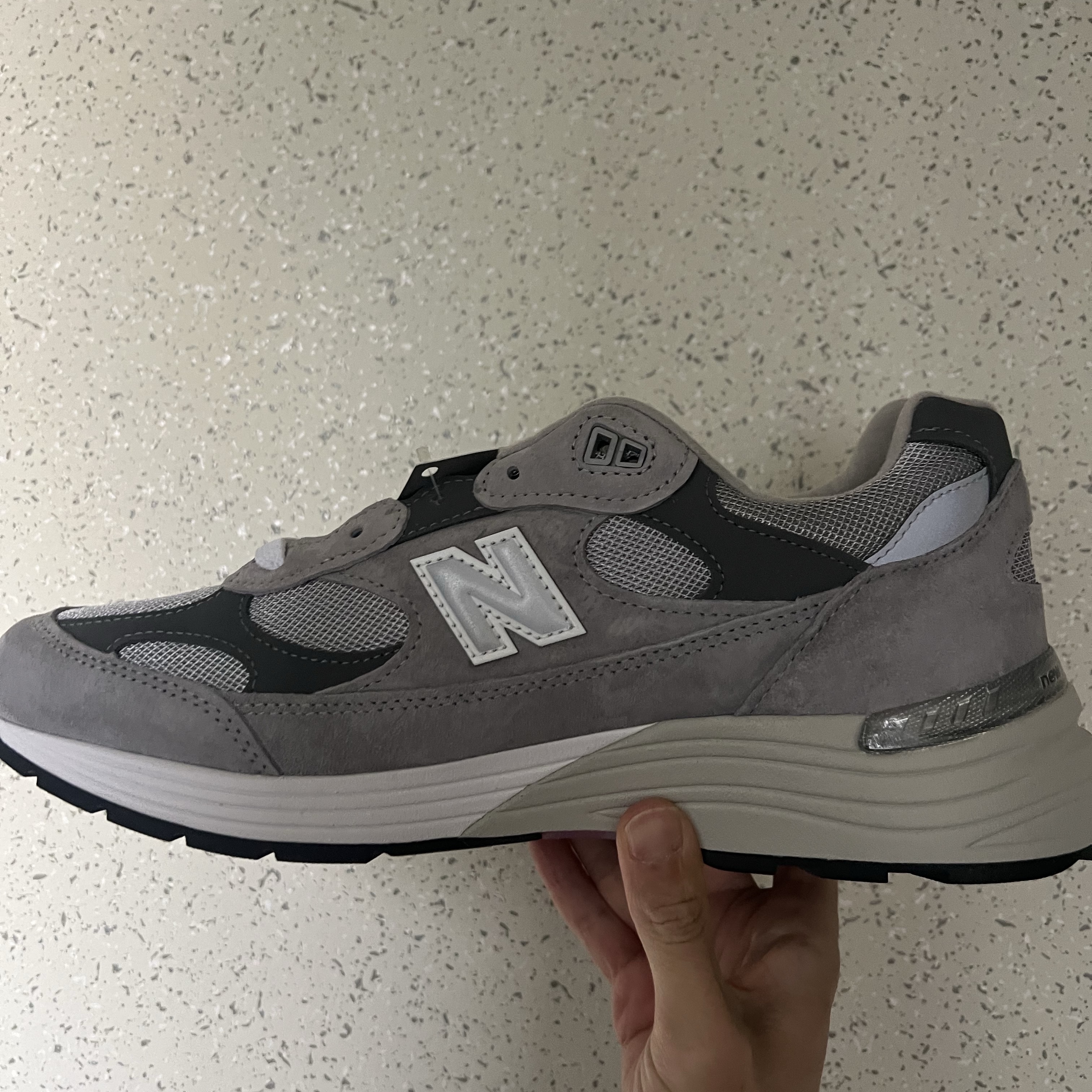 New Balance 992 Made in USA Core Grey Silver Metallic 착용 스타일 - 1