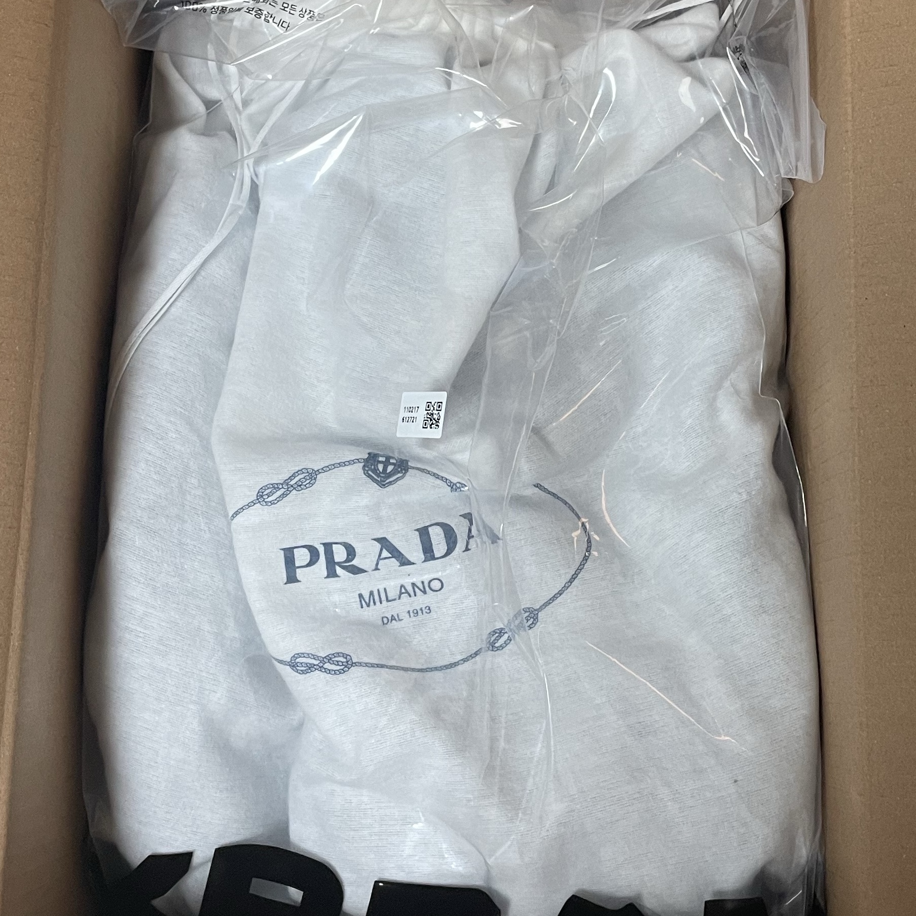Prada Re-Nylon Medium Backpack Black 착용 스타일 - 1